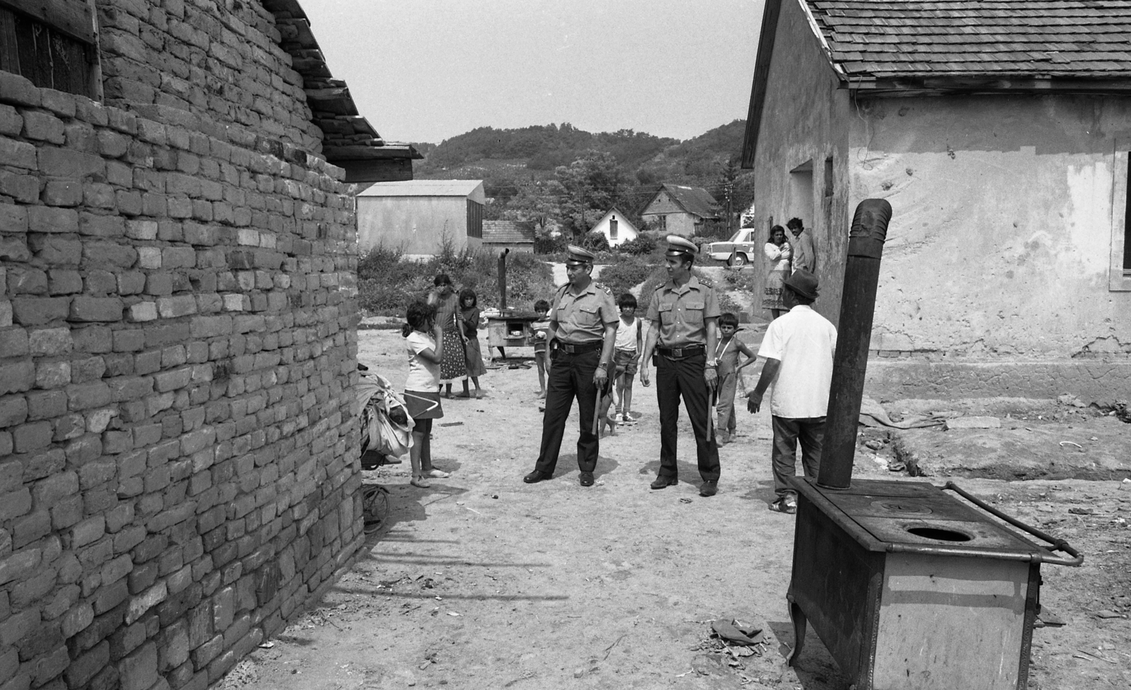 Hungary, 1981, Magyar Rendőr, poverty, village, cop, gypsy, fireplace, poverty, Fortepan #66639