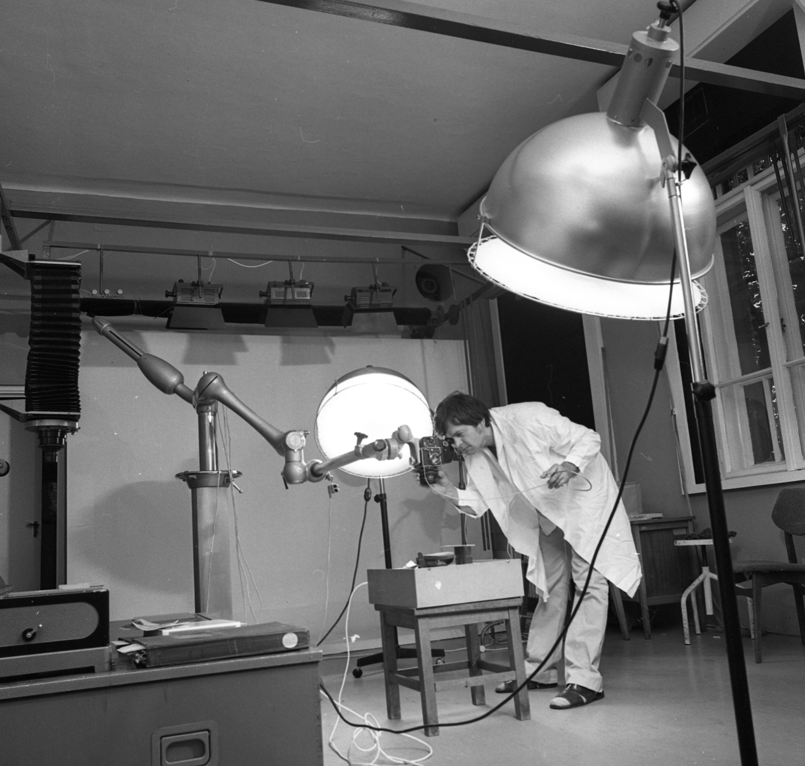 Hungary, Budapest VIII., Mosonyi utca 9., a BM Országos Rendőrfőkapitányság Bűnügyi Technikai Osztályának fotóműterme., 1981, Magyar Rendőr, studio, tripod, photography, camera, Budapest, Fortepan #66653
