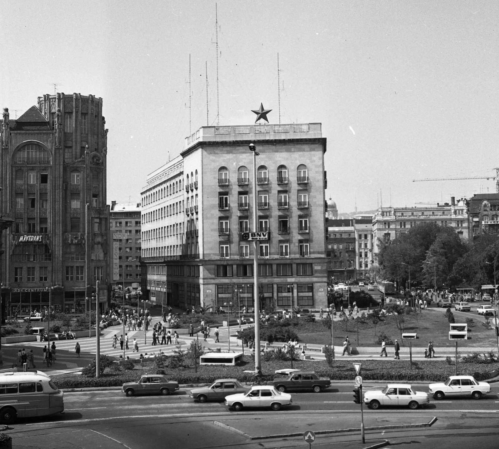 Magyarország, Budapest V., Deák Ferenc tér, balra a Deák Ferenc utca, jobbra az Erzsébet (Engels) tér. Szemben a Budapesti Rendőrfőkapitányság épülete., 1981, Magyar Rendőr, Polski Fiat-márka, Budapest, vörös csillag, Fortepan #66655