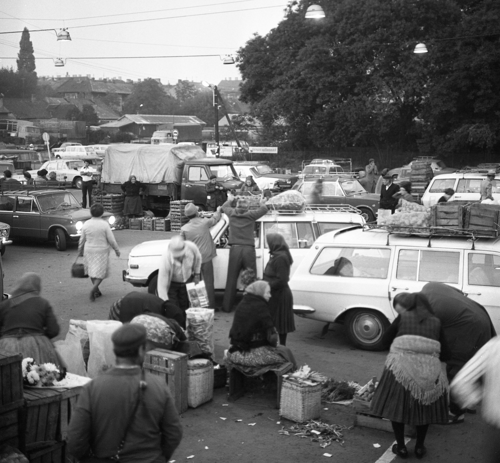 Hungary, Budapest XIV., Bosnyák utca, nagybani zöldség-gyümölcs piac., 1981, Magyar Rendőr, Budapest, market, costermonger, basket, Fortepan #66656