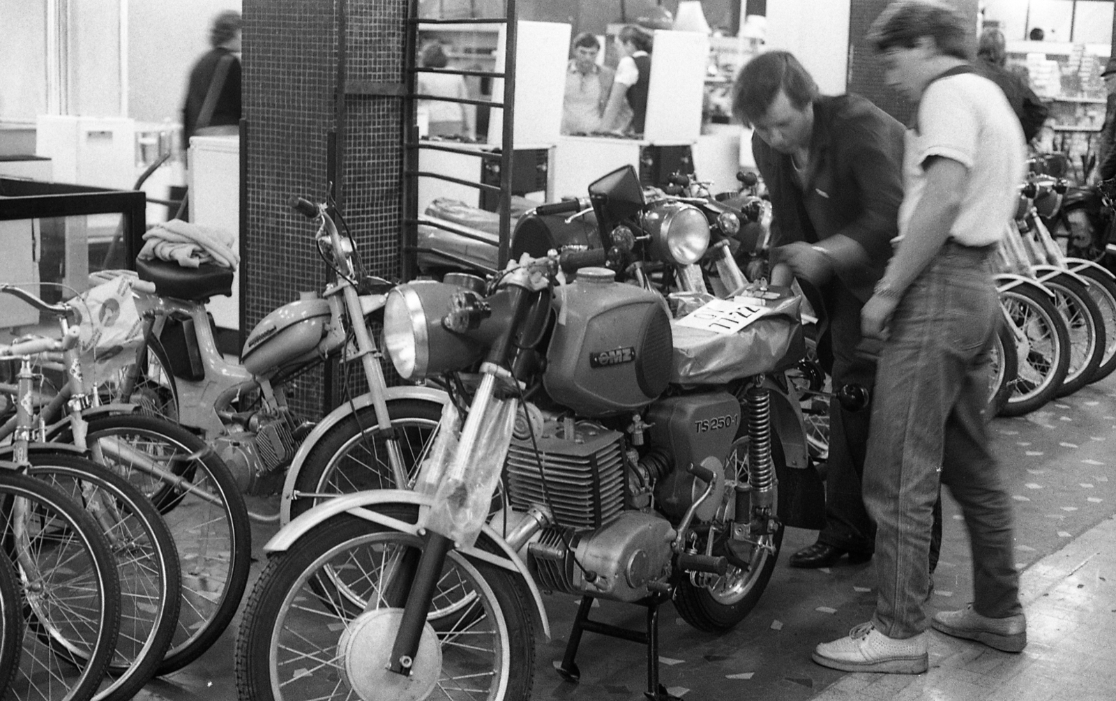 Hungary, Budapest VIII., Blaha Lujza tér, Corvin Áruház., 1981, Magyar Rendőr, motorcycle, MZ-brand, Corvin Store, Budapest, department store, motorized bicycle, bicycle, Fortepan #66667