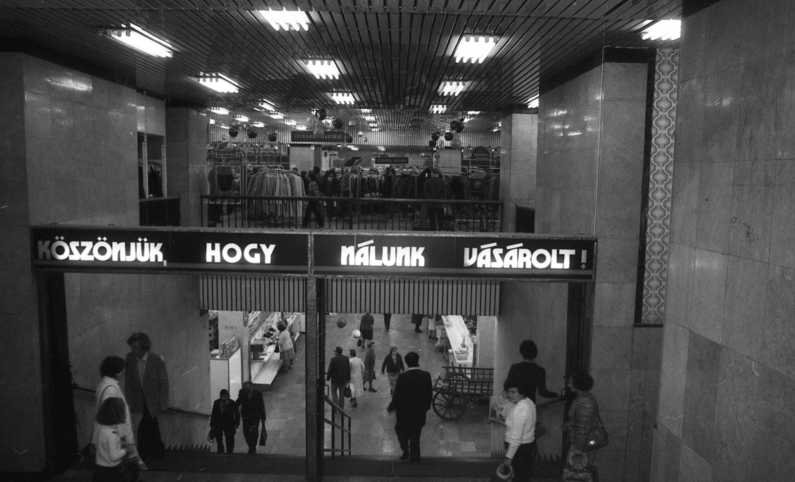 Hungary, Budapest VIII., Blaha Lujza tér, Corvin Áruház., 1981, Magyar Rendőr, Corvin Store, Budapest, department store, Fortepan #66668