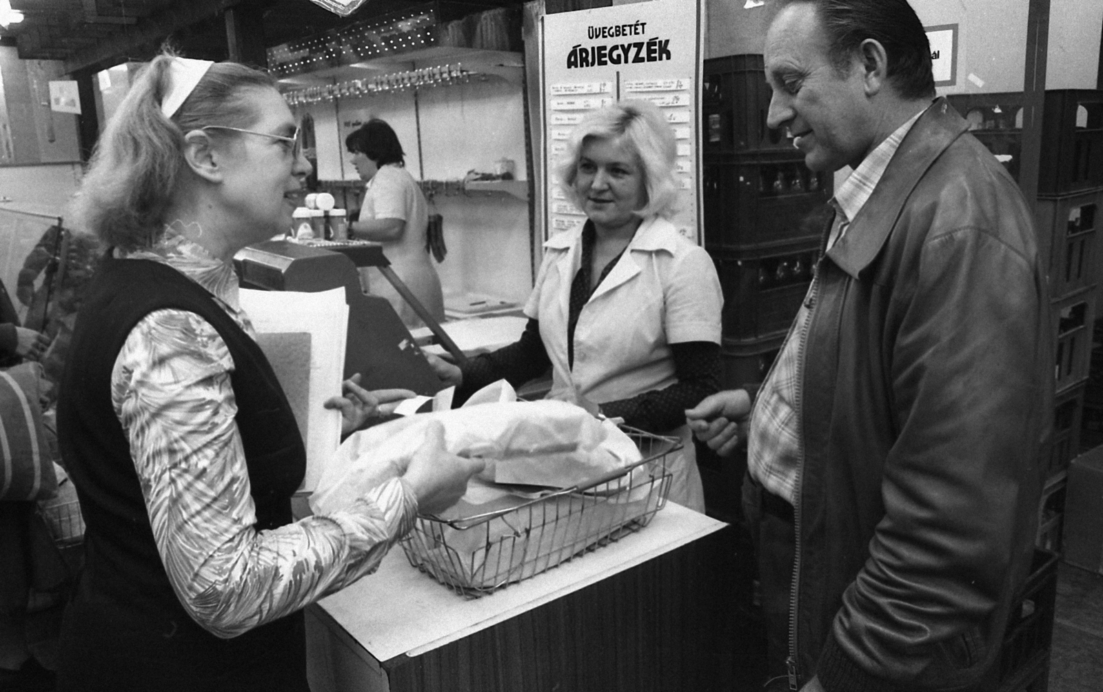 Hungary, Budapest VIII., Blaha Lujza tér, Corvin Áruház., 1981, Magyar Rendőr, Corvin Store, Budapest, department store, price list, Fortepan #66669