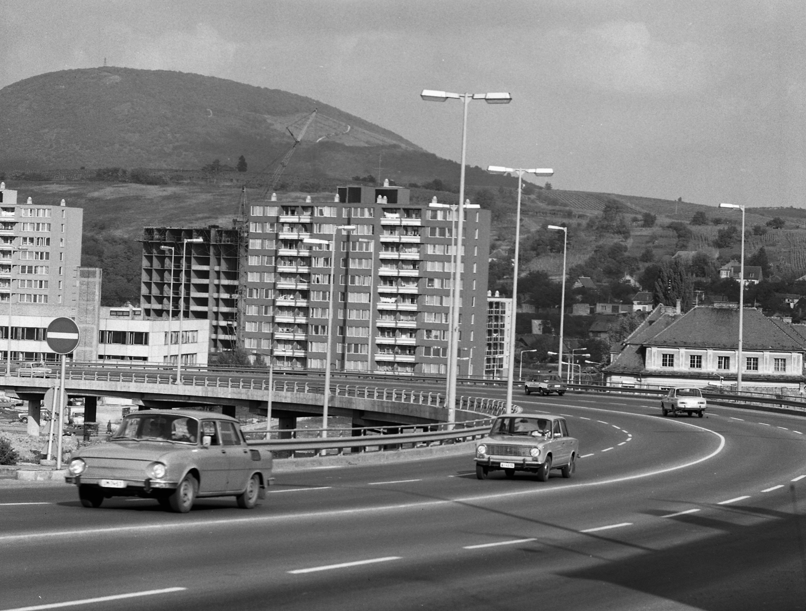 Hungary, Eger, Ráckapu téri felüljáró a Malom utcai toronyház felé nézve., 1981, Magyar Rendőr, blocks, concrete block of flats, Fortepan #66672