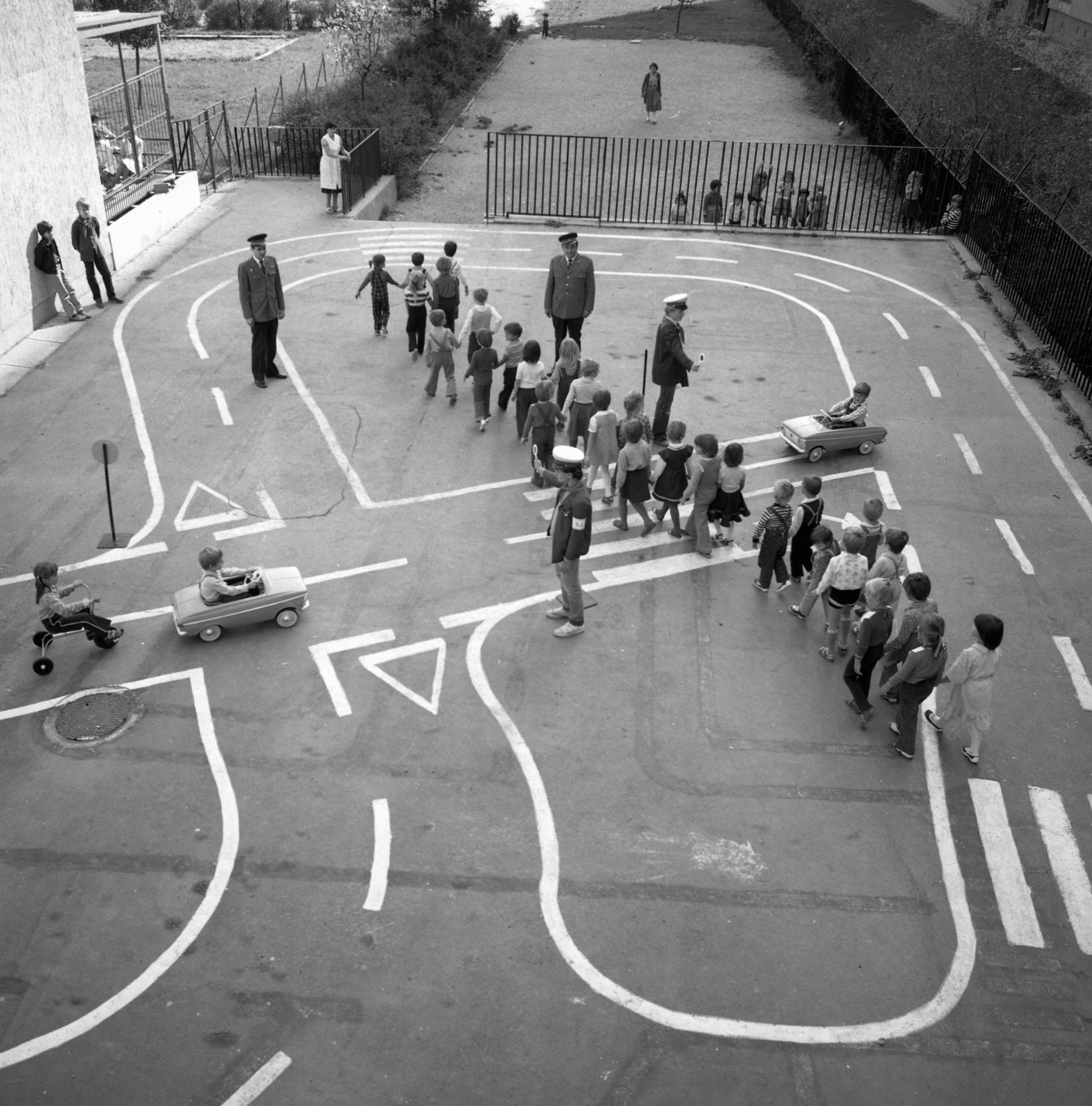Hungary, Eger, Vallon utca, óvoda a Csebokszári lakótelepen., 1981, Magyar Rendőr, children's traffic park, bird's eye view, pedal car, crosswalk, Fortepan #66673