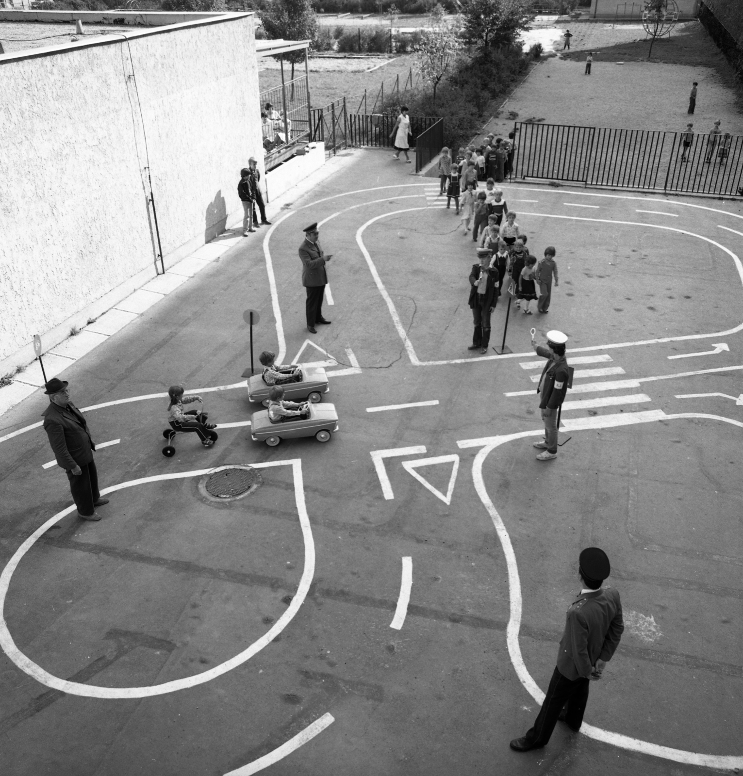 Hungary, Eger, Vallon utca, óvoda a Csebokszári lakótelepen., 1981, Magyar Rendőr, children's traffic park, crosswalk, Fortepan #66674