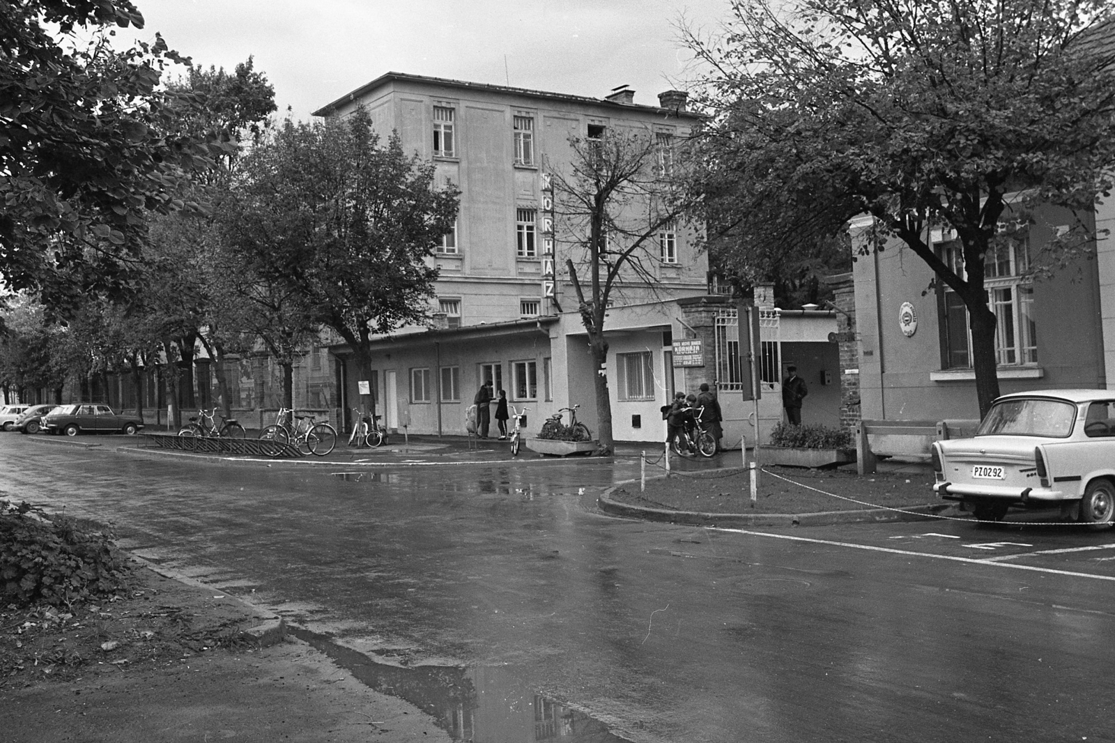 Hungary, Gyula, Semmelweis utca, a Megyei (később Pándy Kálmán) Kórház bejárata., 1981, Magyar Rendőr, medical institution, Fortepan #66675