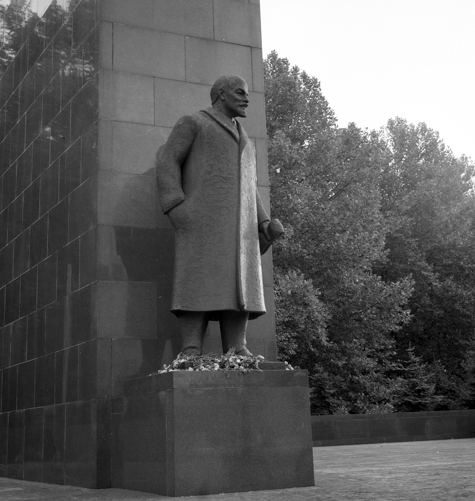 Hungary, Budapest XIV., Ötvenhatosok tere (Felvonulási tér), Lenin szobor (Pátzay Pál, 1965.)., 1981, Magyar Rendőr, sculpture, Lenin-portrayal, Budapest, Fortepan #66681