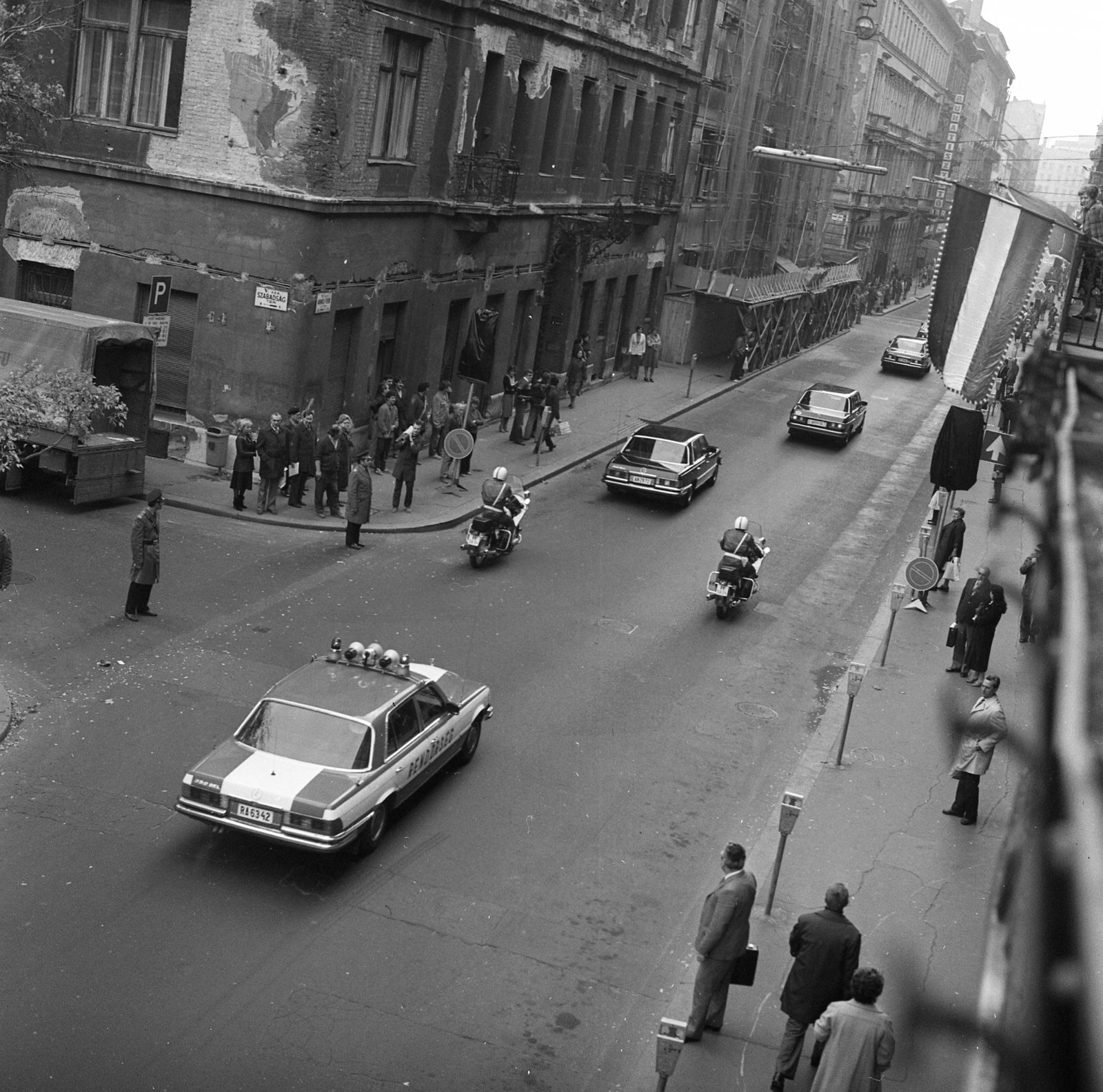 Magyarország, Budapest V., Nádor (Münnich Ferenc) utca, a Dél-jemeni delegációt kísérő motoros rendőrök a Szabadság térnél., 1981, Magyar Rendőr, Mercedes-márka, rendőrjármű, Budapest, Mercedes 280, Mercedes W116, rendőrségi felvezetés, Fortepan #66682