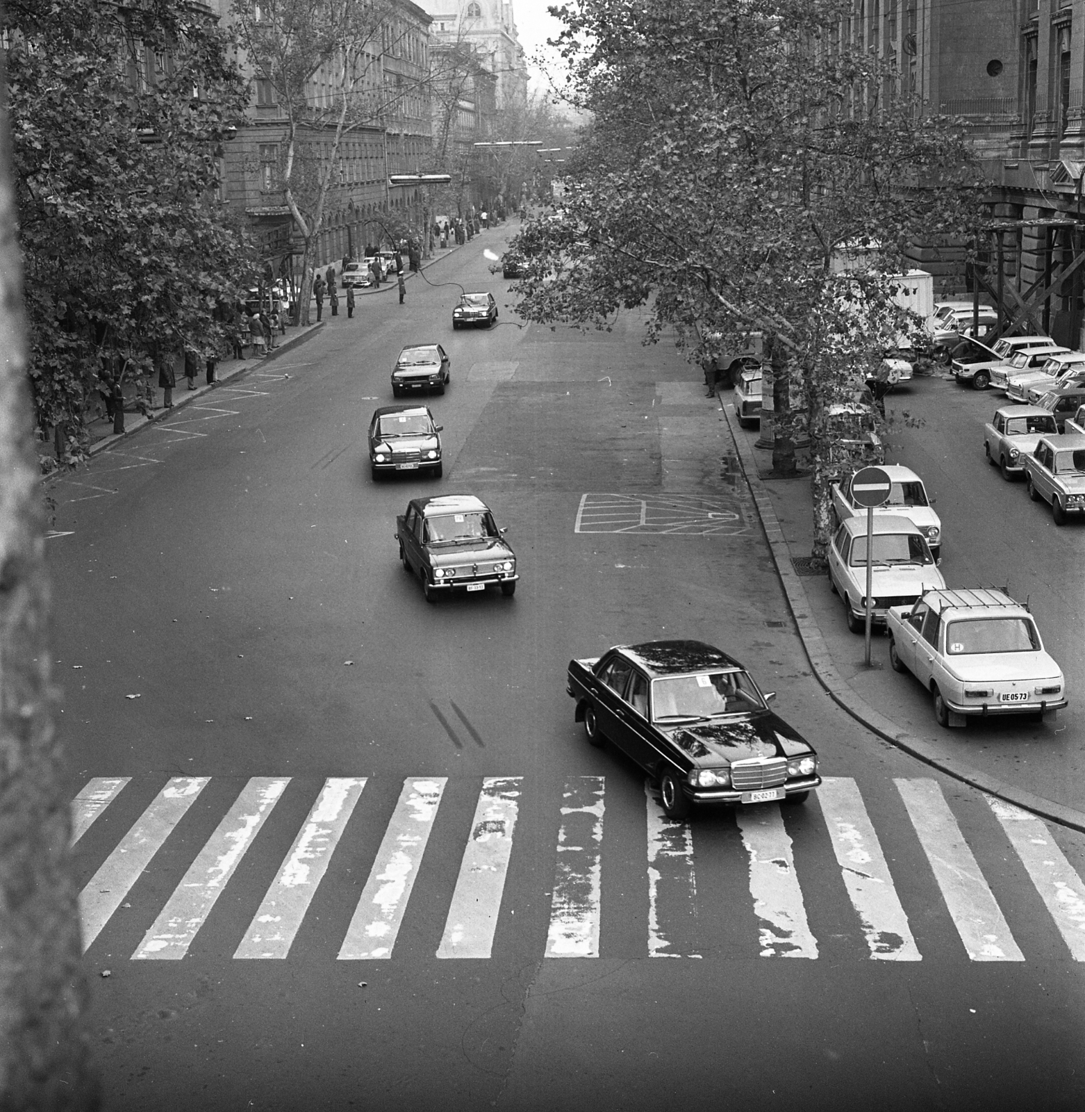 Hungary, Budapest V., Nádor (Münnich Ferenc) utca, a Dél-jemeni delegáció konvoja a Szabadság tér felé kanyarodik., 1981, Magyar Rendőr, Budapest, crosswalk, traffic, car park, Fortepan #66690