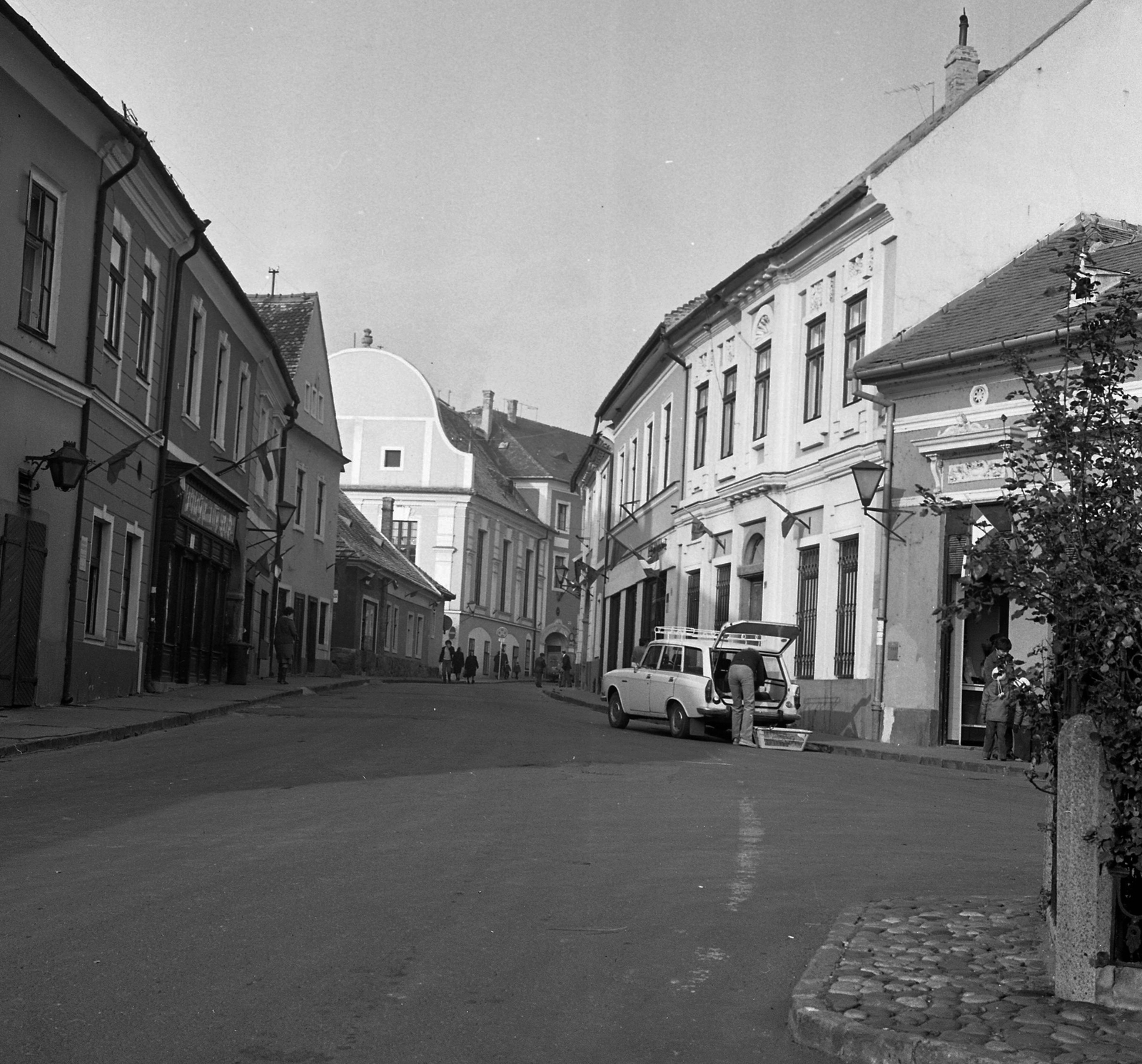 Hungary, Szentendre, Fő (Marx) tér a Rákóczi Ferenc utca és a Városháza épülete felé nézve., 1981, Magyar Rendőr, Moskvitch-brand, Fortepan #66693