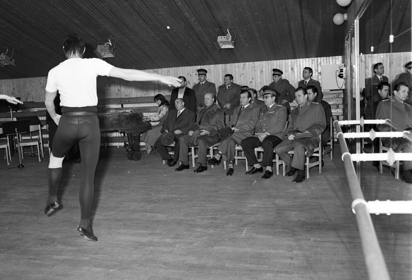 Hungary, Budapest XII., Farkasvölgyi út 12., Rendőrtiszti Főiskola (később Nemzeti Közszolgálati Egyetem, Rendészeti Kar), elöl balról a második Losonczi Pál, a harmadik Horváth István belügyminiszter., 1981, Magyar Rendőr, reflection, dance, piano, delegation, Budapest, politician, Fortepan #66696