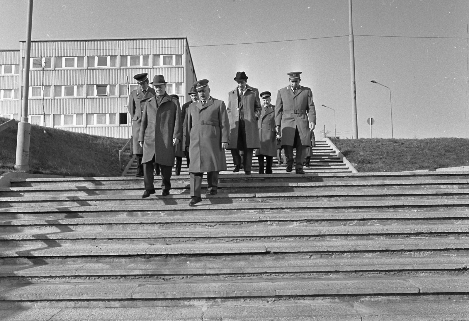 Magyarország, Budapest XII., Farkasvölgyi út 12., Rendőrtiszti Főiskola (később Nemzeti Közszolgálati Egyetem, Rendészeti Kar), elöl balra Losonczi Pál., 1981, Magyar Rendőr, egyenruha, szocializmus, küldöttség, rendőrség, Budapest, lépcsősor, politikus, Fortepan #66697