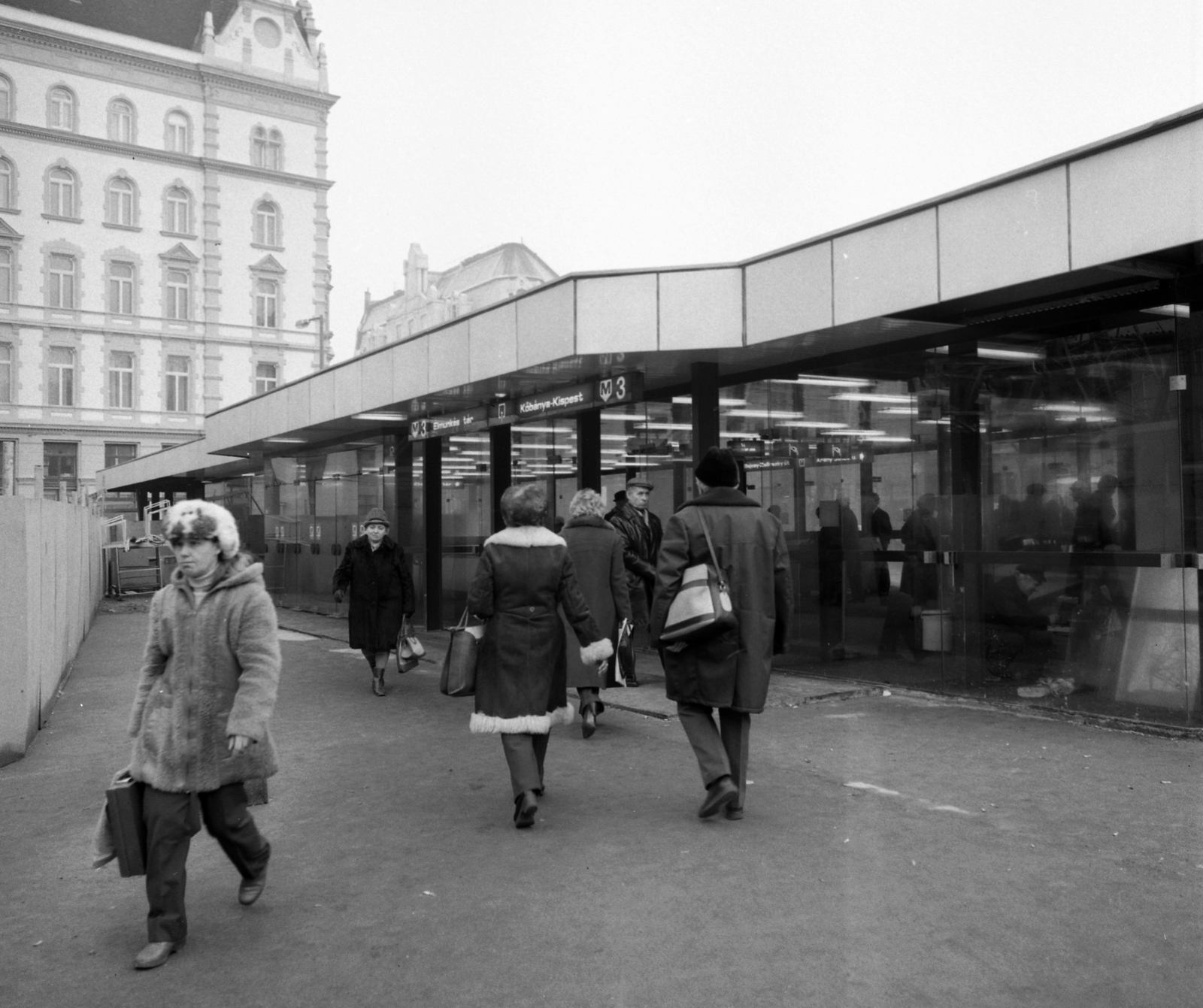 Magyarország, Budapest V., az ekkor névtelen, ma Podmaniczky Frigyes tér, a metró Arany János utcai állomásának csarnoka, az új szakasz megnyításakor., 1982, Magyar Rendőr, metróállomás, Budapest, Fortepan #66708