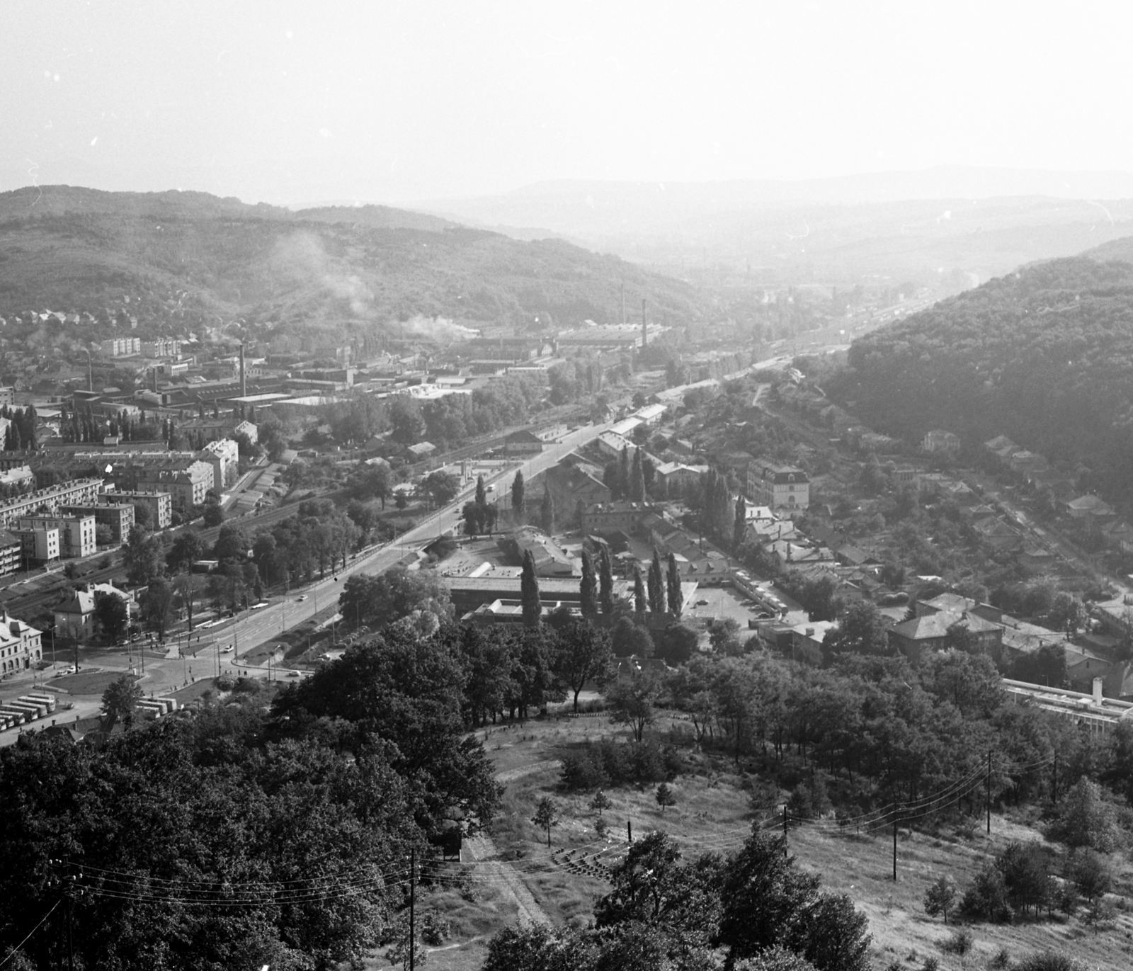 Hungary, Salgótarján, kilátás a Szent Imre-hegyről a város déli része felé, középen a Bajcsy-Zsilinszky út., 1981, Magyar Rendőr, picture, Fortepan #66717