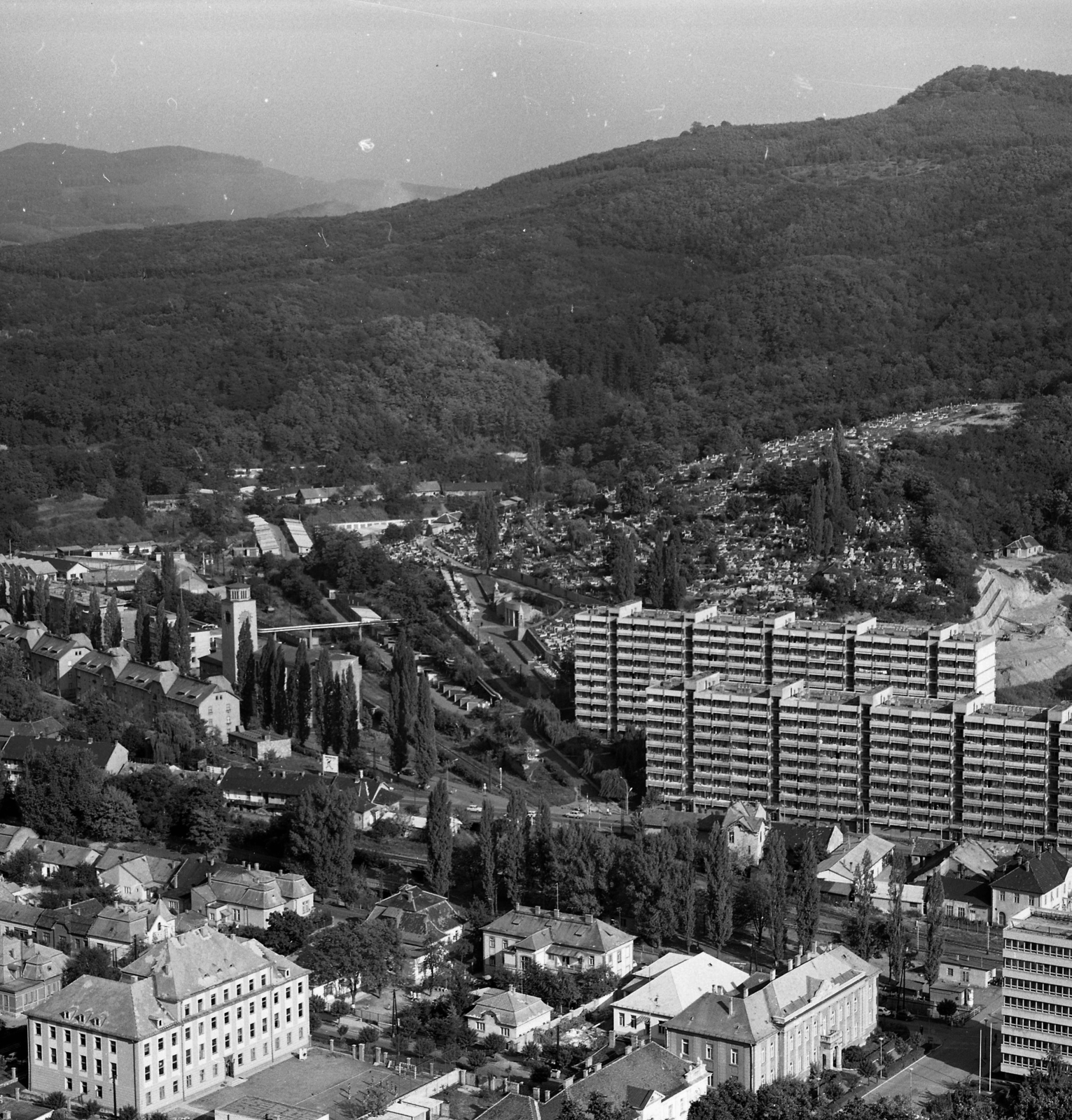 Hungary, Salgótarján, kilátás a Szent Imre-hegyről az Arany János úti temető (Régitemető) felé. Középen balra a modern ferencrendi templom., 1981, Magyar Rendőr, church, picture, Franciscans, Pál Szontágh-design, Fortepan #66718
