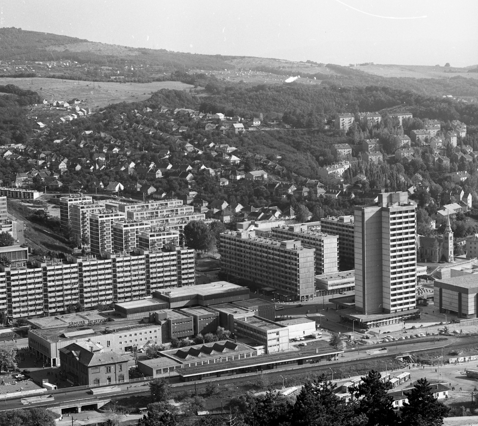 Hungary, Salgótarján, kilátás a Szent Imre-hegyről a vasútállomás és a városközpont felé., 1981, Magyar Rendőr, picture, tall house, Fortepan #66720