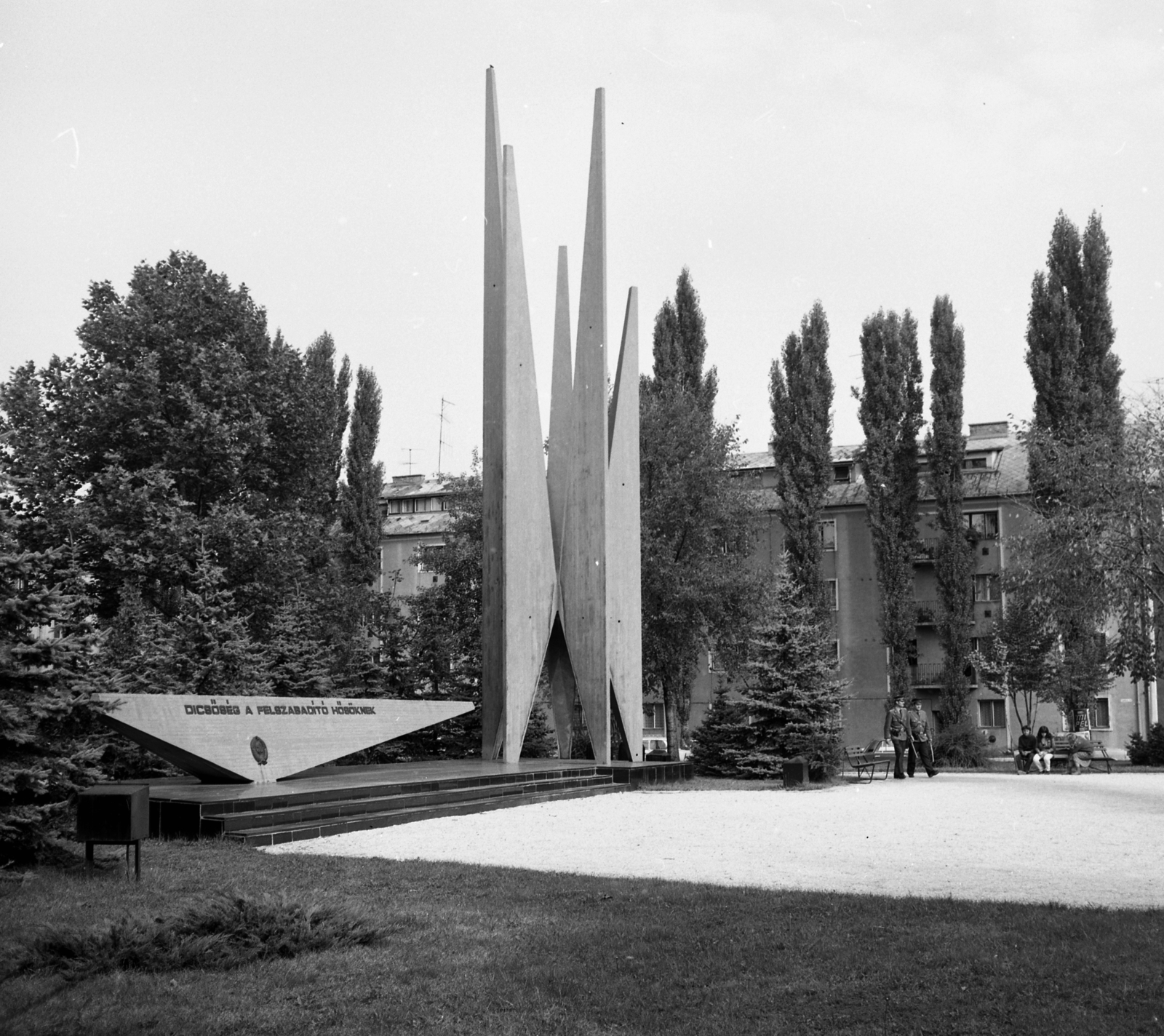 Hungary, Salgótarján, December 8. (Lenin) tér, Szovjet hősi emlékmű (Csaba László, 1970.)., 1981, Magyar Rendőr, socialism, monument, blocks, politics, Fortepan #66722