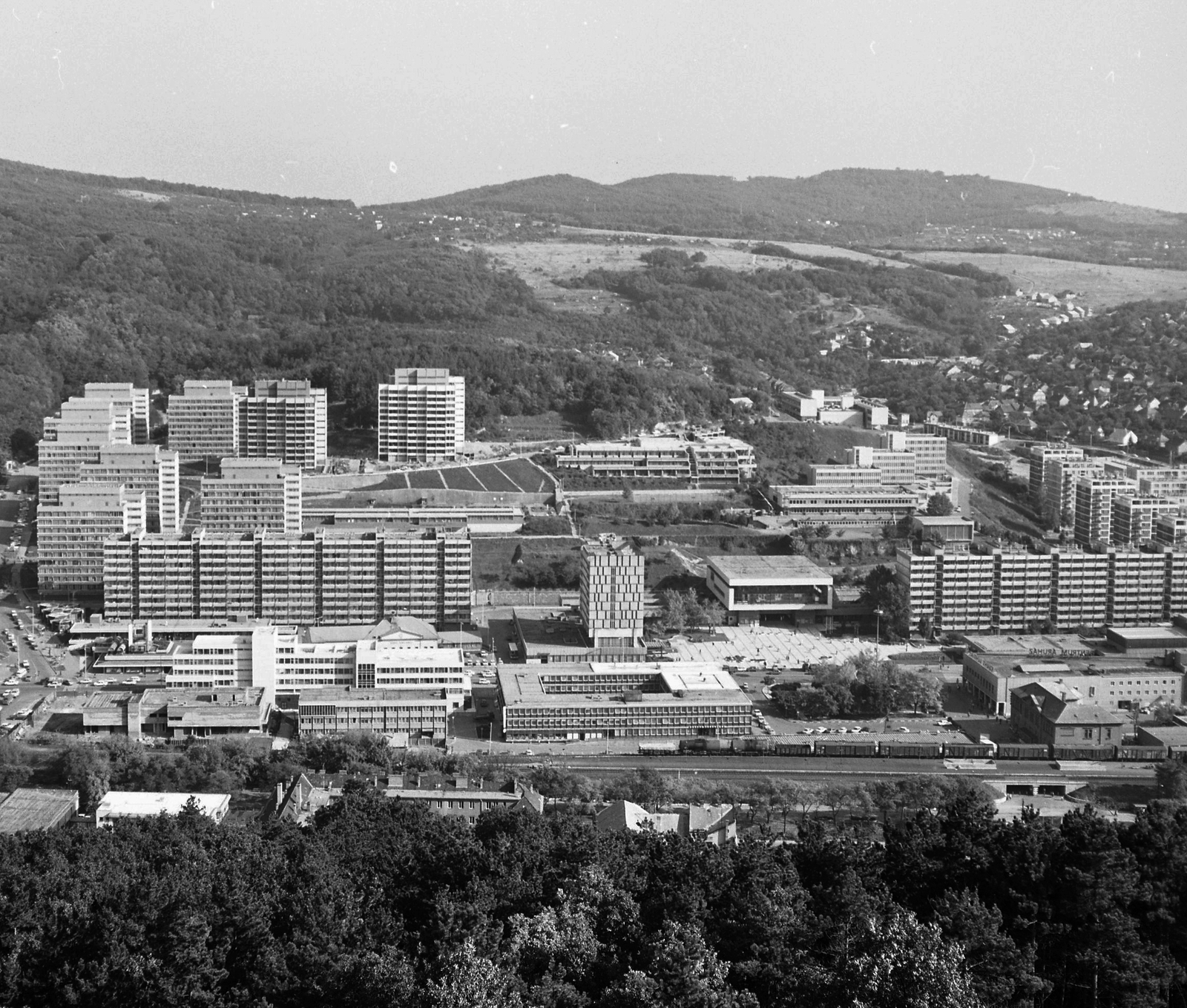 Hungary, Salgótarján, a belváros látképe a Szent Imre-hegyről, középen a Fő téren a József Attila Művelődési Ház., 1981, Magyar Rendőr, socialism, cityscape, architecture, picture, hillside, modern architecture, György Szrogh-design, Fortepan #66723