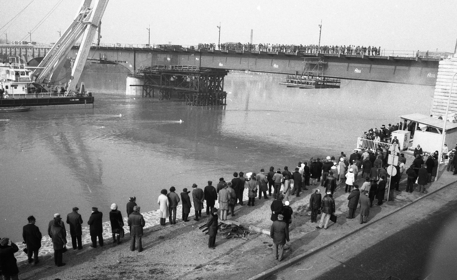 Hungary, Margit Islands, Budapest, a Clark Ádám úszódaru az Árpád híd szélesítési munkálatainál., 1982, Magyar Rendőr, bridge building, dredge, Ádám Clark dredge, Fortepan #66727