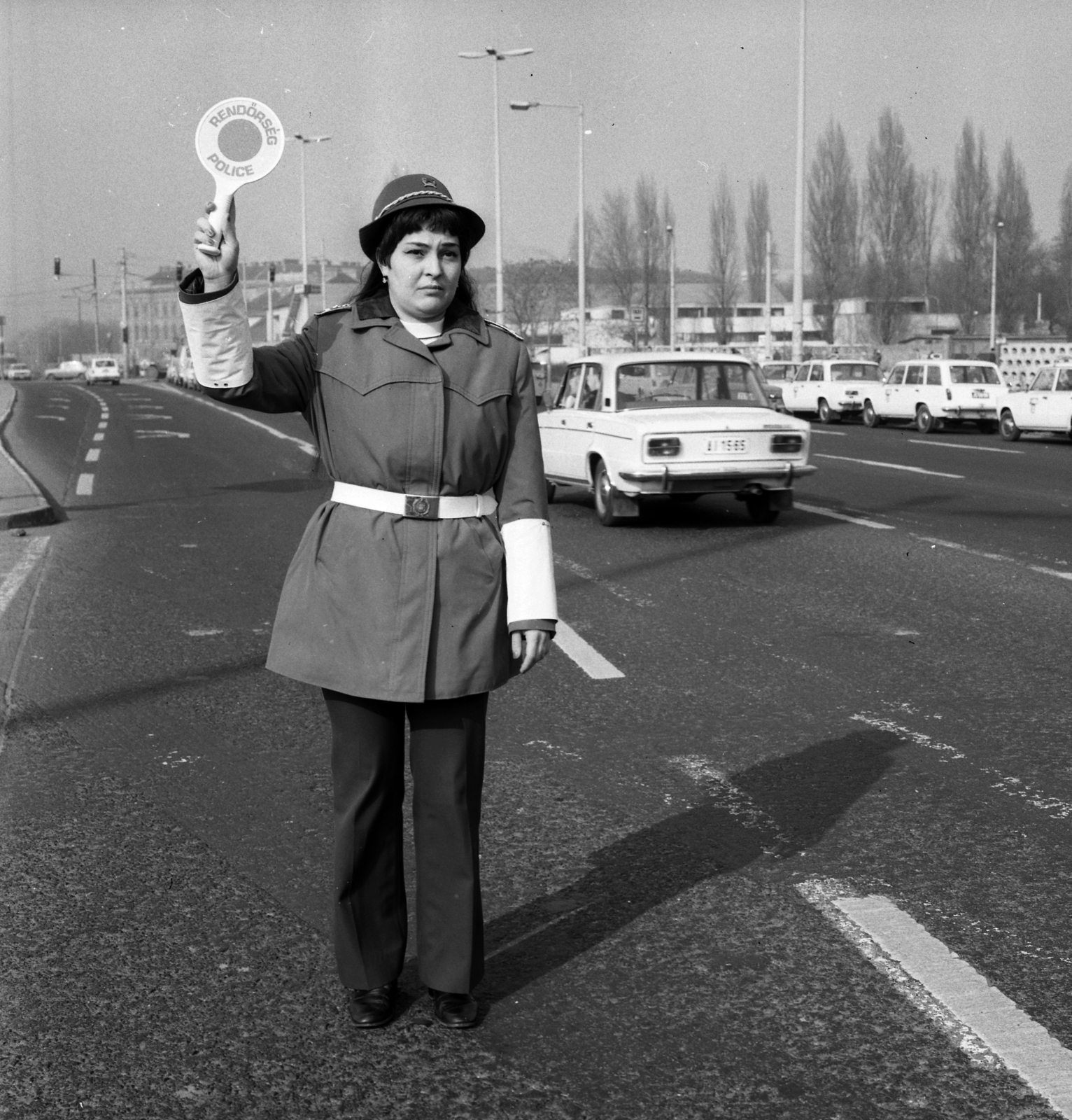 Hungary, Budapest VIII.,Budapest IX., Üllői út a Nagyvárad térnél a Heim Pál Gyermekkórház előtt., 1982, Magyar Rendőr, Budapest, police woman, Fortepan #66733