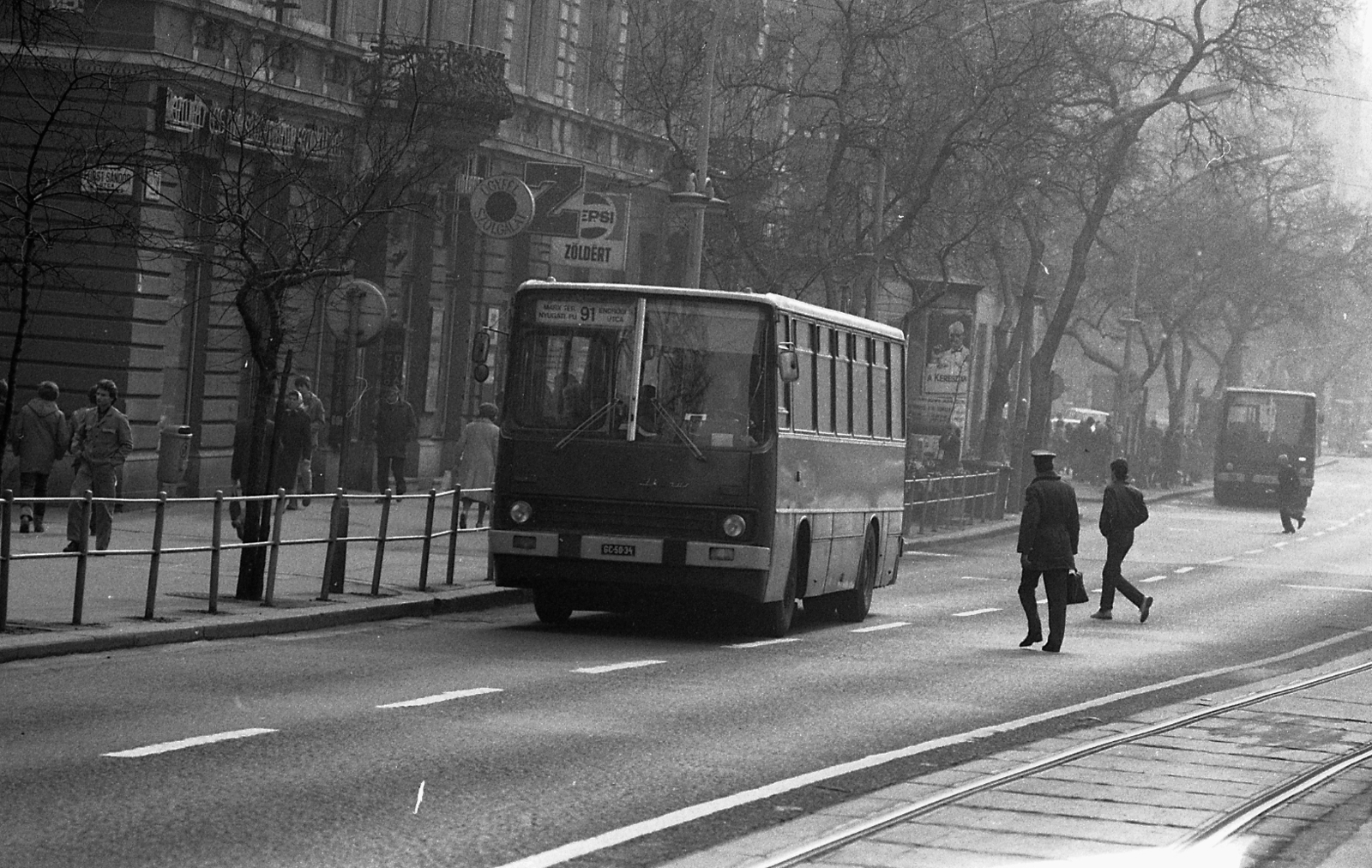 Hungary, Budapest XIII., Szent István körút, a kép bal szélén a Hollán Ernő (Fürst Sándor) utca torkolata., 1982, Magyar Rendőr, bus, Hungarian brand, street view, Ikarus-brand, Budapest, Pepsi-brand, Fortepan #66741