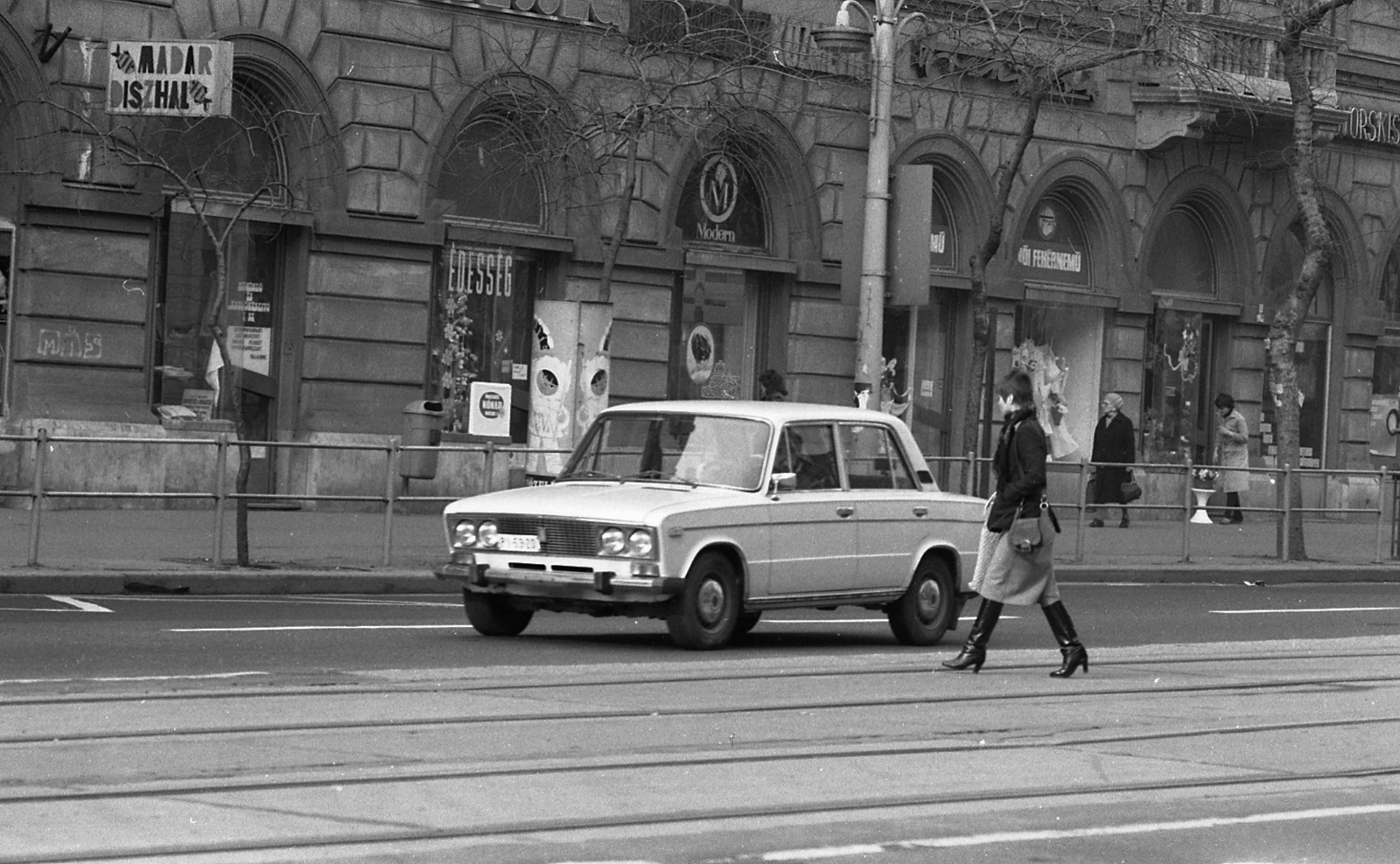 Hungary, Budapest V., Szent István körút 5., 1982, Magyar Rendőr, street view, Lada-brand, boots, automobile, Budapest, Fortepan #66749