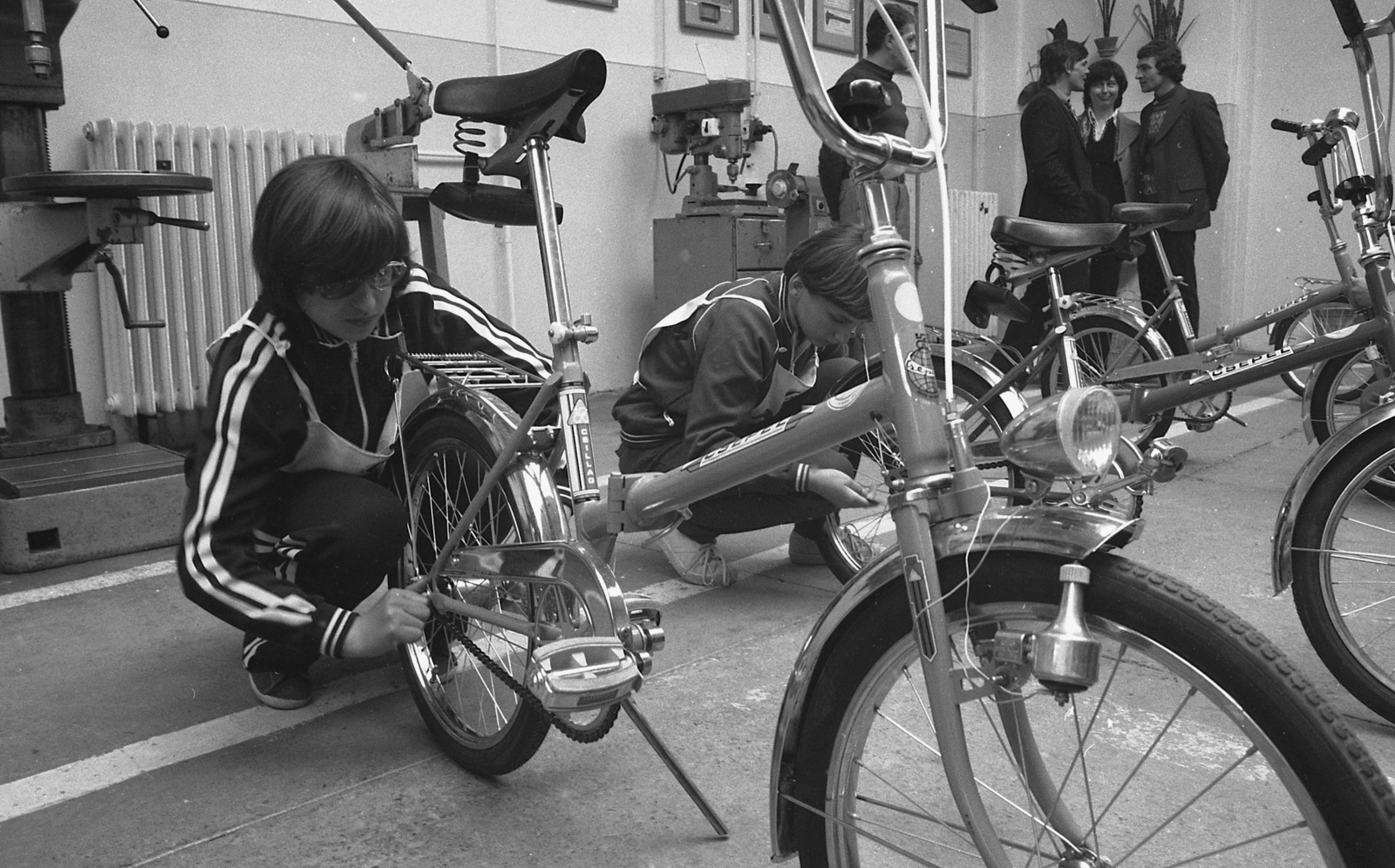 Hungary, Eger, Gép- és Műszeripari Szakközépiskola, az ifjúsági közlekedésbiztonsági kupa döntője, kerékpár-szerelési vetélkedő., 1982, Magyar Rendőr, bicycle, Csepel-brand, workshop, bicycle parts, drill press, sheet metal cutter, Fortepan #66753