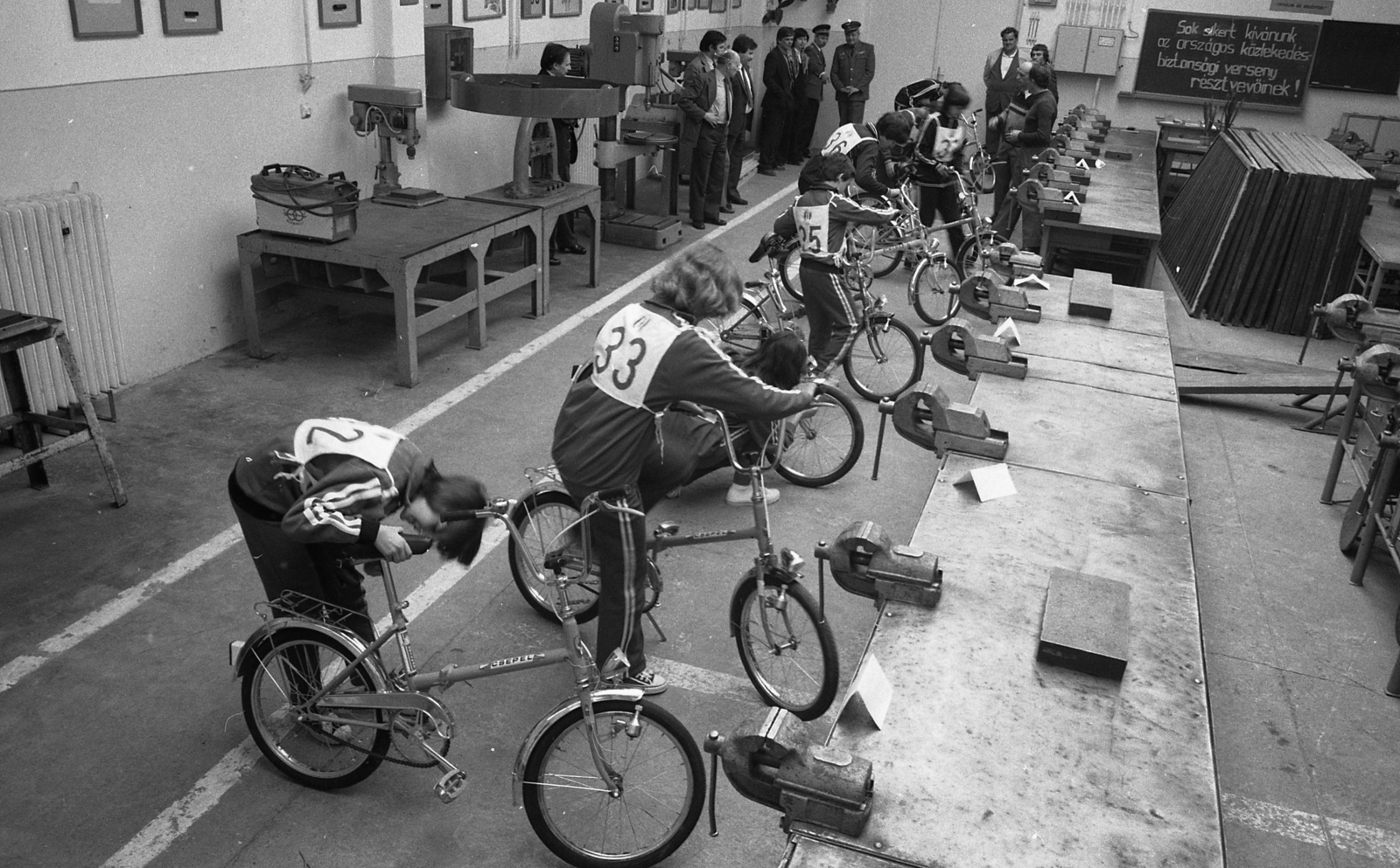 Hungary, Eger, Gép- és Műszeripari Szakközépiskola, az ifjúsági közlekedésbiztonsági kupa döntője, kerékpár-szerelési vetélkedő., 1982, Magyar Rendőr, bicycle, Csepel-brand, workshop, drill press, vise, Fortepan #66754