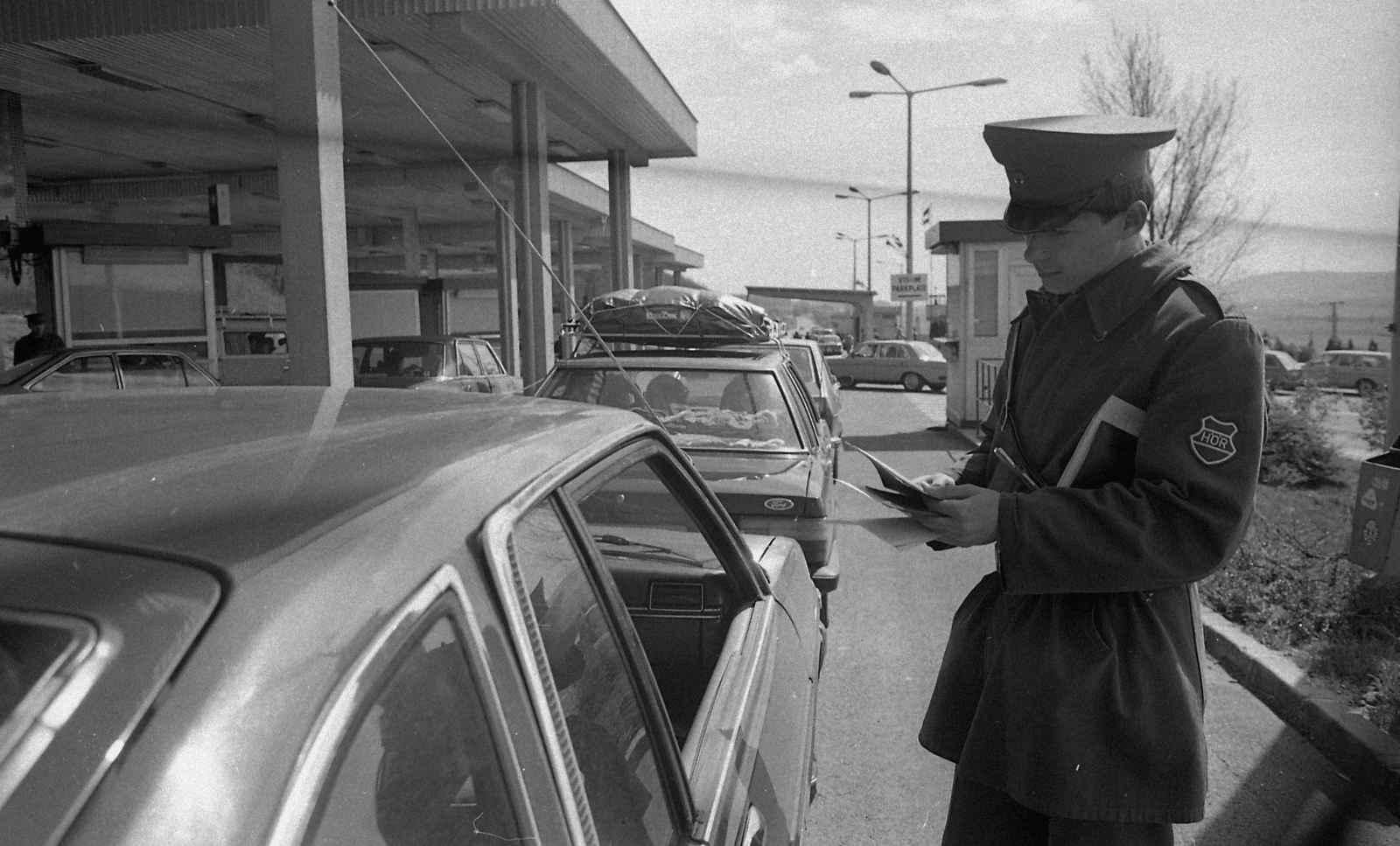 Hungary, Sopron, közúti határátkelő., 1982, Magyar Rendőr, border crossing, automobile, border patrol, passport, roof rack, Fortepan #66757