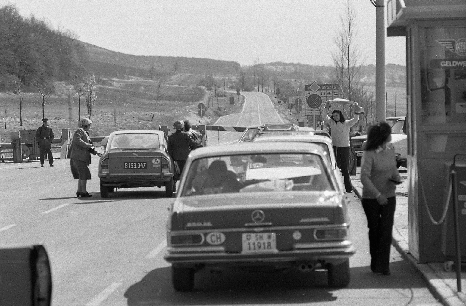 Hungary, Sopron, közúti határátkelő., 1982, Magyar Rendőr, Mercedes-brand, border crossing, Citroën-brand, automobile, number plate, country code sign, Fortepan #66759