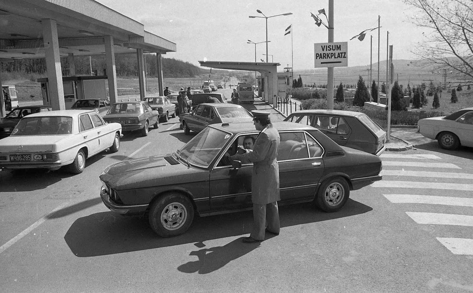 Hungary, Sopron, közúti határátkelő., 1982, Magyar Rendőr, Mercedes-brand, Volkswagen-brand, BMW-brand, border crossing, automobile, number plate, border patrol, country code sign, Fortepan #66762