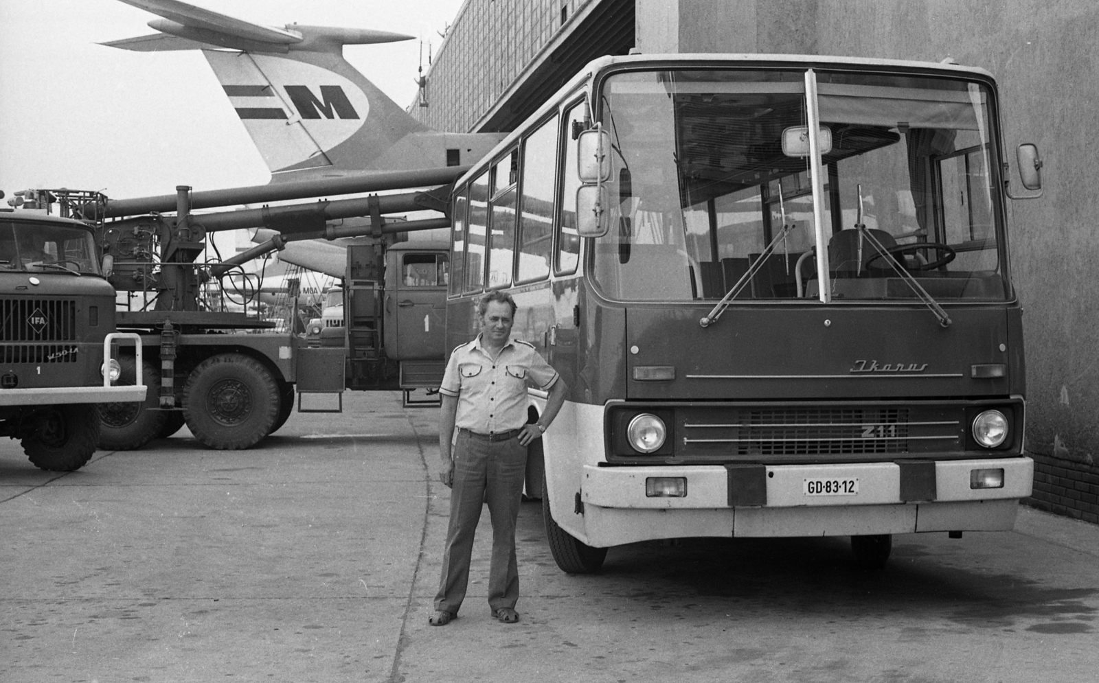 Hungary, Ferihegy (now - Ferenc Liszt) International Airport, Budapest XVIII., 1982, Magyar Rendőr, bus, Soviet brand, Hungarian brand, airplane, Ikarus-brand, IFA-brand, hangar, airport, Hungarian Airlines, Tupolev-brand, number plate, Budapest, Fortepan #66773