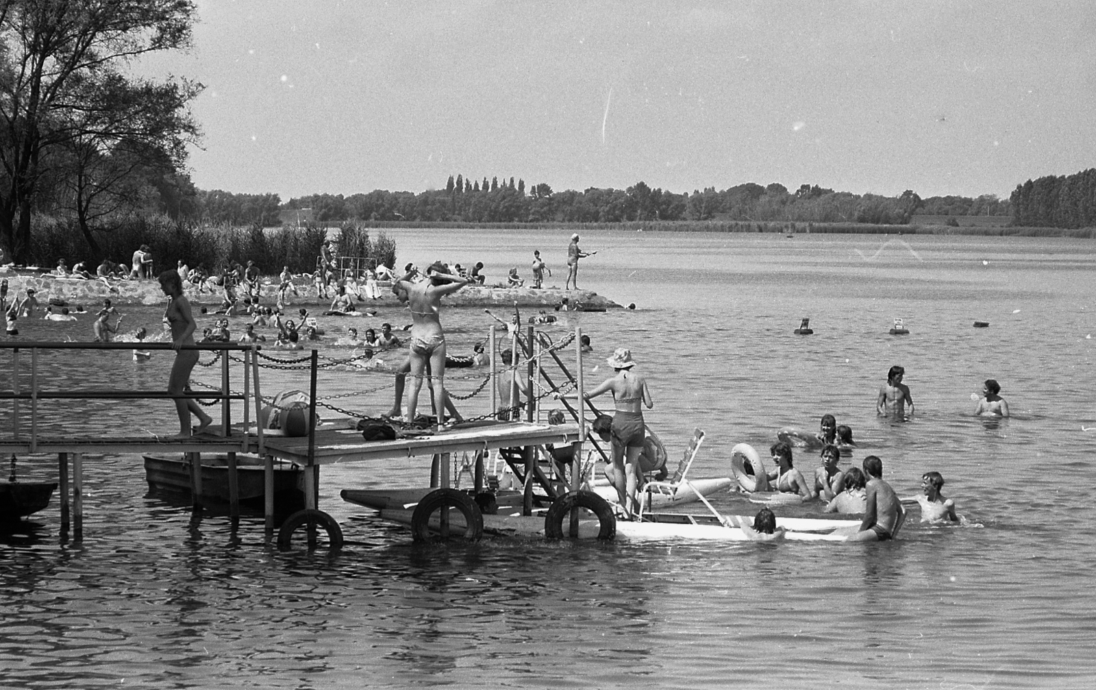 Magyarország, Fadd, Dombori, szabadstrand a Holt-Duna partján., 1982, Magyar Rendőr, strand, vízibicikli, Fortepan #66784