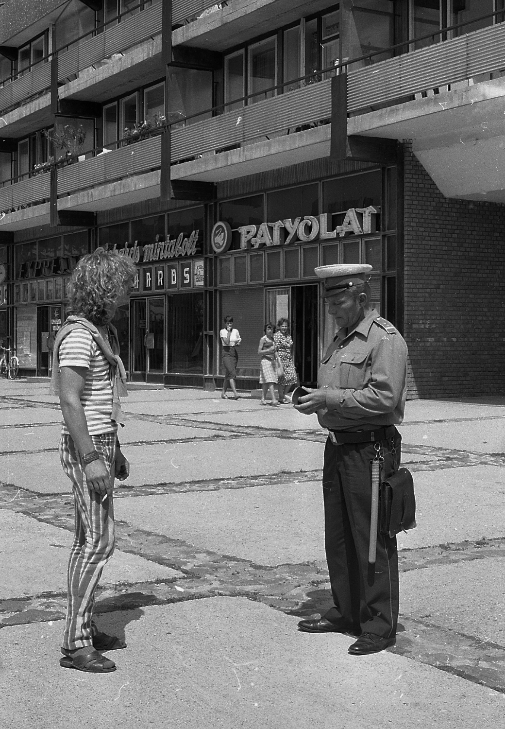 Magyarország, Szekszárd, Kölcsey lakótelep 1., 1982, Magyar Rendőr, rendőr, igazoltatás, Patyolat Vállalat, gumibot, csöves, Fortepan #66785