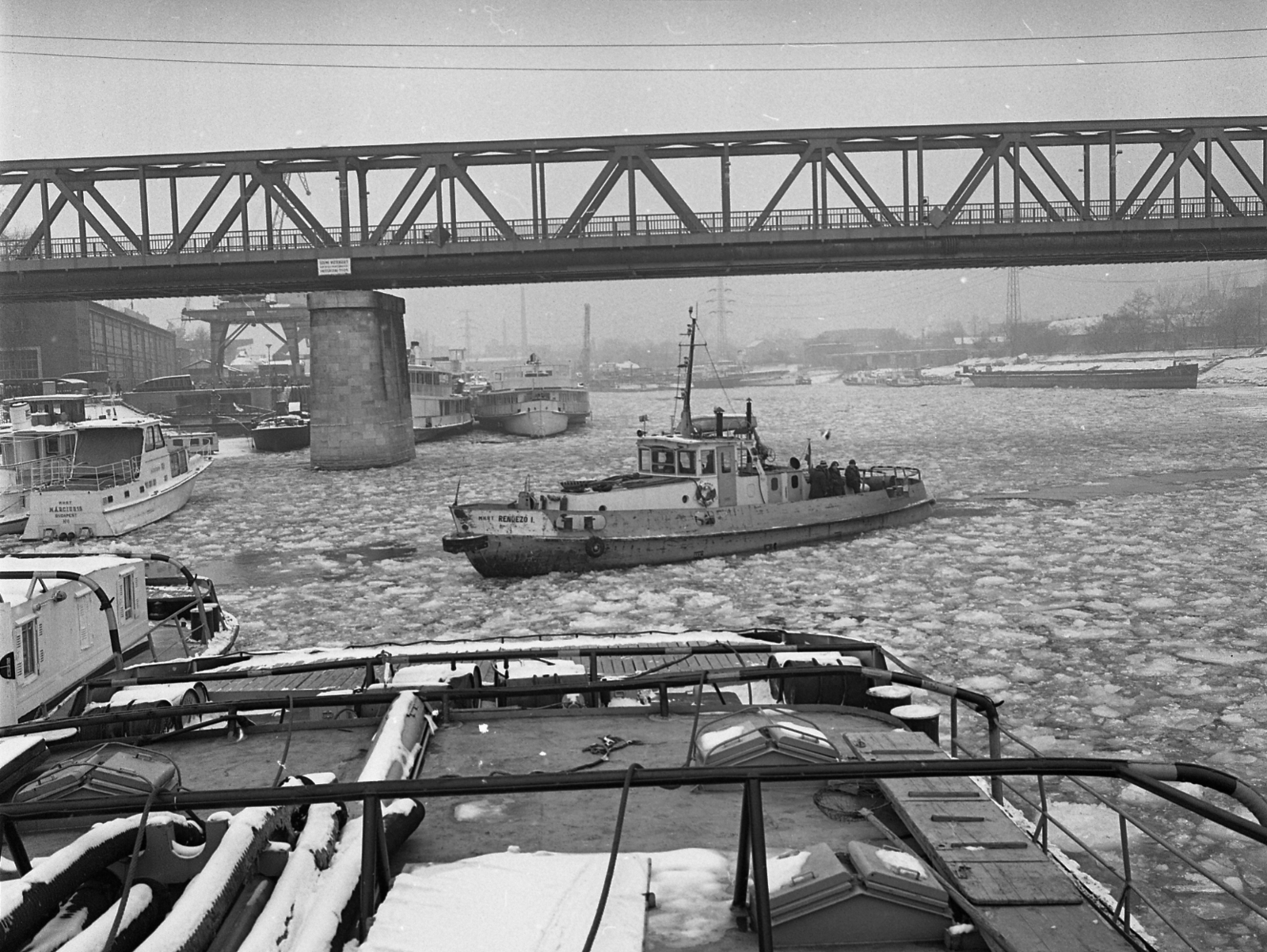 Hungary, Budapest XIII.,Budapest IV., Újpesti-öböl, az Újpesti vasúti hídon túl, balra a Népszigeten a MAHART hajójavító., 1982, Magyar Rendőr, ship, ice breaking, Budapest, 15 March ship, Rendező I. ship, Fortepan #66792