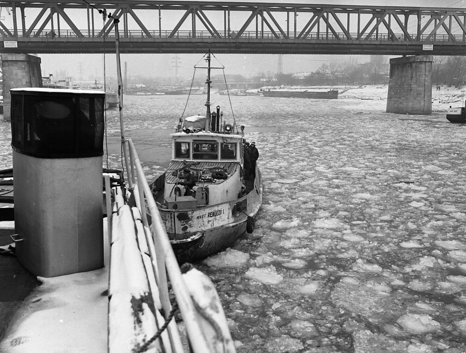 Magyarország, Budapest XIII.,Budapest IV., Újpesti-öböl, az Újpesti vasúti hídon túl, balra a Népszigeten a MAHART hajójavító., 1982, Magyar Rendőr, hajó, jégzajlás, Budapest, Rendező I. hajó, Fortepan #66793