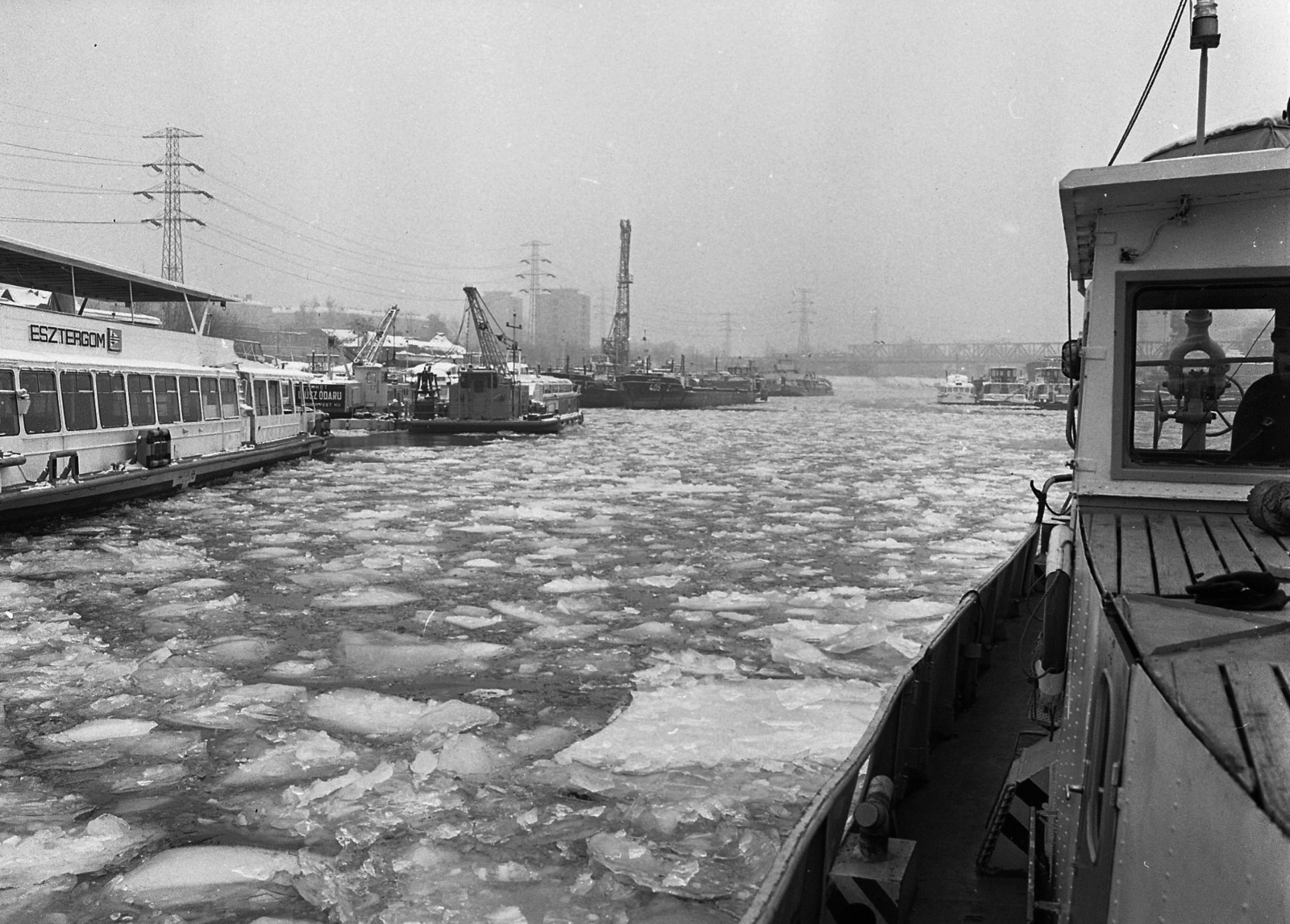 Magyarország, Budapest IV., Újpesti-öböl az Újpesti vasúti híd felé nézve., 1982, Magyar Rendőr, hajó, tél, kikötő, jégzajlás, úszódaru, Esztergom/S. III. hajó, Budapest, Rendező I. hajó, Fortepan #66794