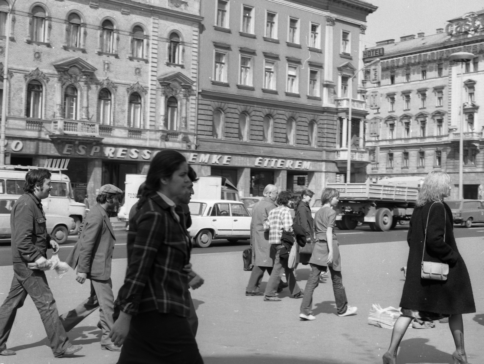 Hungary, Budapest VIII., Blaha Lujza tér, szemben az EMKE-ház., 1982, Magyar Rendőr, Polski Fiat-brand, Budapest, Fortepan #66801