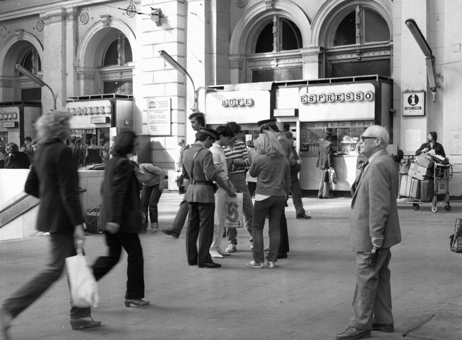 Hungary, Budapest VIII., a Keleti pályaudvar csarnoka., 1982, Magyar Rendőr, Budapest, train station, cop, identity check, espresso, Fortepan #66803