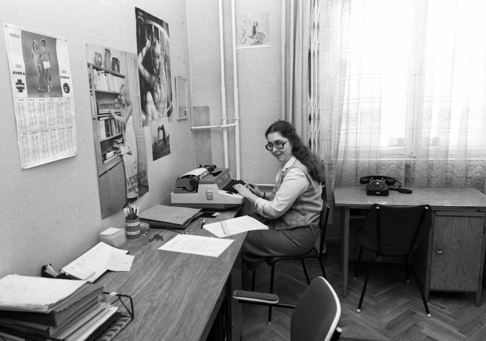 Hungary, Budapest V., Deák Ferenc utca 16-18., a felvétel a Budapesti Rendőr-főkapitányság egyik irodájában készült, 1982, Magyar Rendőr, office, poster, typewriter, glasses, telephone, Budapest, Fortepan #66812