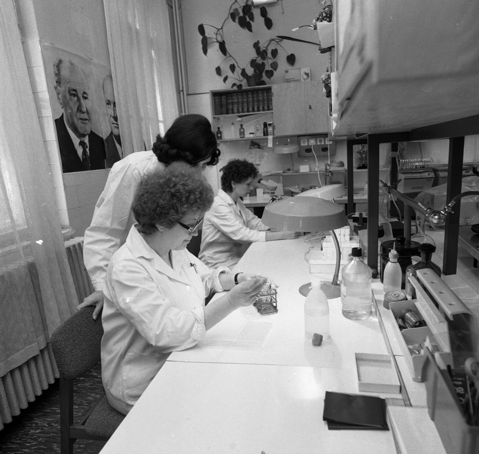 Magyarország, Budapest VIII., Mosonyi utca 9., a BM Országos Rendőrfőkapitányság Bűnügyi Technikai Osztályának kémiai laboratóriuma., 1982, Magyar Rendőr, laboratórium, Kádár János-ábrázolás, Budapest, Fortepan #66815