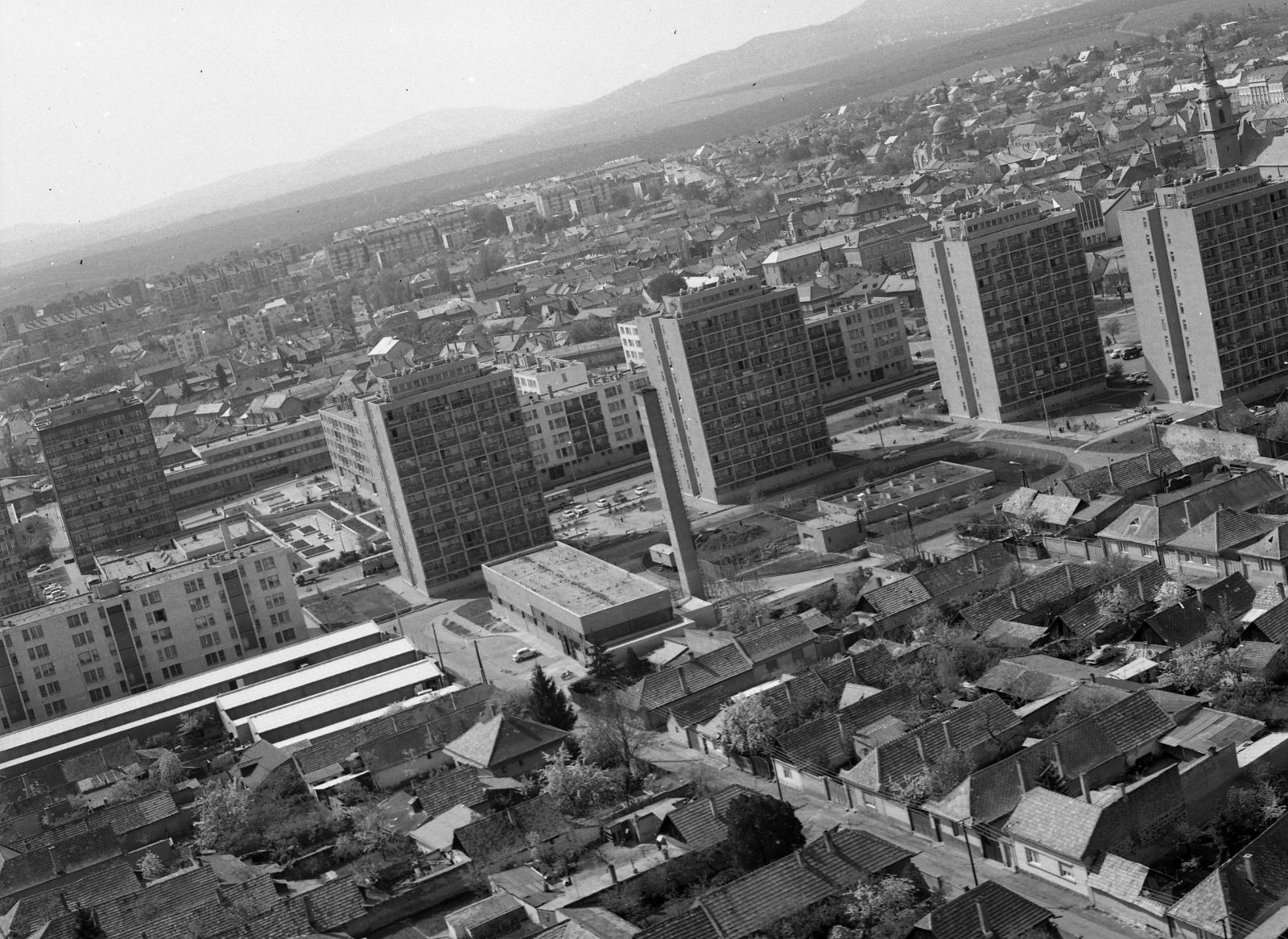 Magyarország, Gyöngyös, légifotó, előtérben a Madách Imre utca, középen Mérges utcai panelházak láthatók., 1982, Magyar Rendőr, légi felvétel, látkép, Fortepan #66820