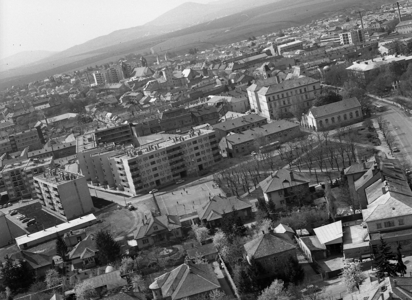 Magyarország, Gyöngyös, légifotó, előtérben a Könyves Kálmán tér, mellette jobbra a Kossuth Lajos utca. A távolban a Szent Bertalan-templom látszik., 1982, Magyar Rendőr, légi felvétel, látkép, Fortepan #66821