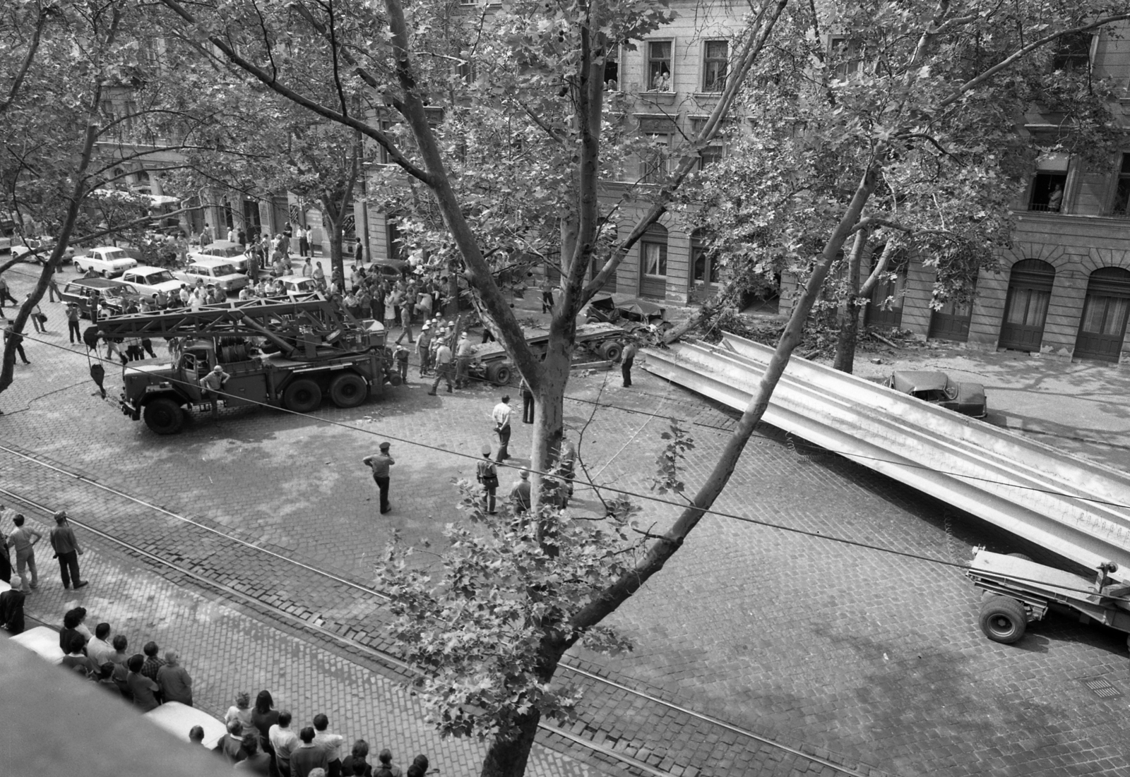 Hungary, Budapest IX., Haller utca (Hámán Kató út), baleset a 26. számú ház előtt., 1982, Magyar Rendőr, accident, tow truck, mobile crane, Budapest, bridge beam, Magirus-brand, Fortepan #66823