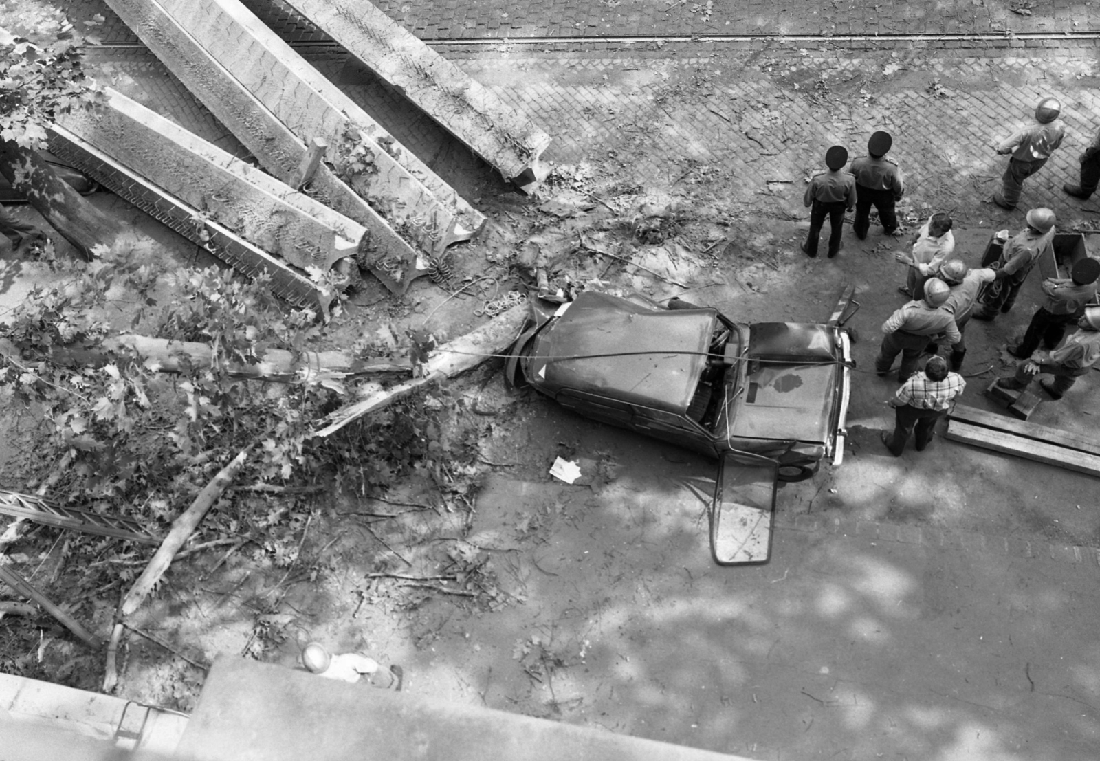 Hungary, Budapest IX., Haller utca (Hámán Kató út), baleset a 26. számú ház előtt., 1982, Magyar Rendőr, wreck, Budapest, Fortepan #66825
