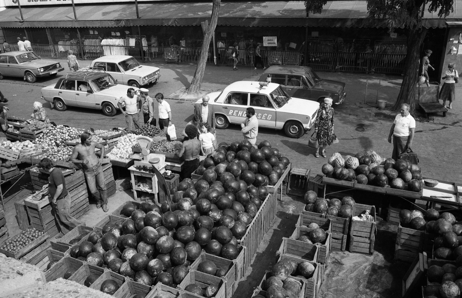 Hungary, Budapest XI., Kőrösy József utca. Dinnyevásár a Skála Áruháznál a Fehérvári úti piacon., 1982, Magyar Rendőr, melon, greengrocer, police vehicle, Budapest, Fortepan #66863