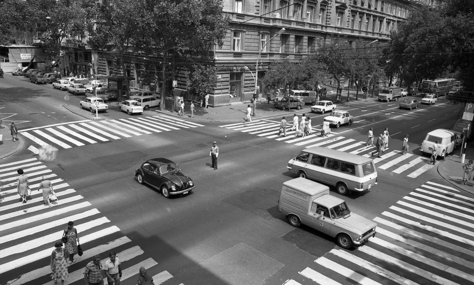 Hungary, Budapest VI., Andrássy út (Népköztársaság útja) - Nagymező utca kereszteződés., 1982, Magyar Rendőr, Polski Fiat-brand, Volkswagen-brand, Izh-brand, cop, Volkswagen Beetle, RAF-brand, Budapest, crosswalk, Fortepan #66908