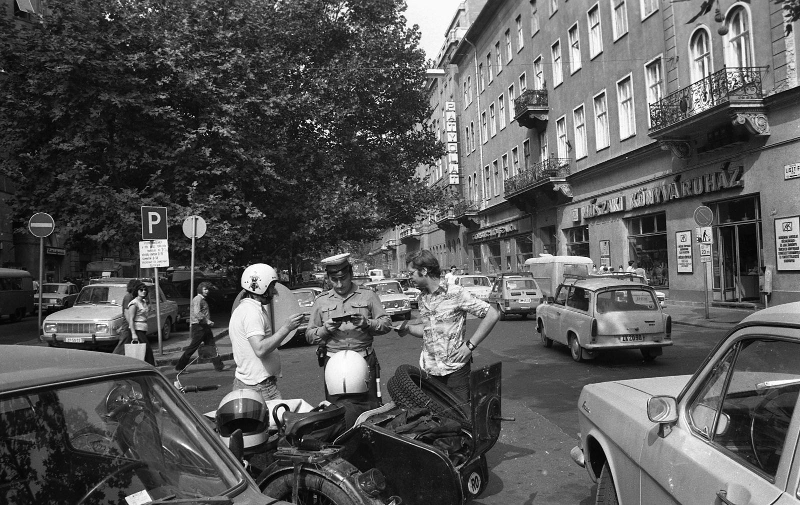 Hungary, Budapest VI., Liszt Ferenc tér, jobbra a 9-es számú ház a Dohnányi Ernő (Szófia) utca sarkán., 1982, Magyar Rendőr, Trabant-brand, GAZ-brand, book store, Lada-brand, Polski Fiat-brand, Wartburg-brand, motorcycle with sidecar, identity check, crash helmet, Patyolat shop, Budapest, Fortepan #66916