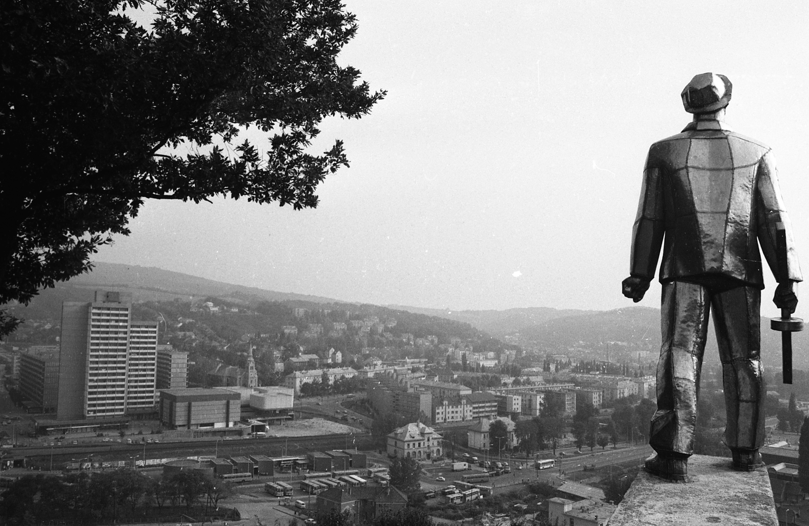Magyarország, Salgótarján, látkép a Szent Imre-hegyről, jobbra a Partizánemlékmű (id. Szabó István, 1969.)., 1982, Magyar Rendőr, szobor, Fortepan #66923